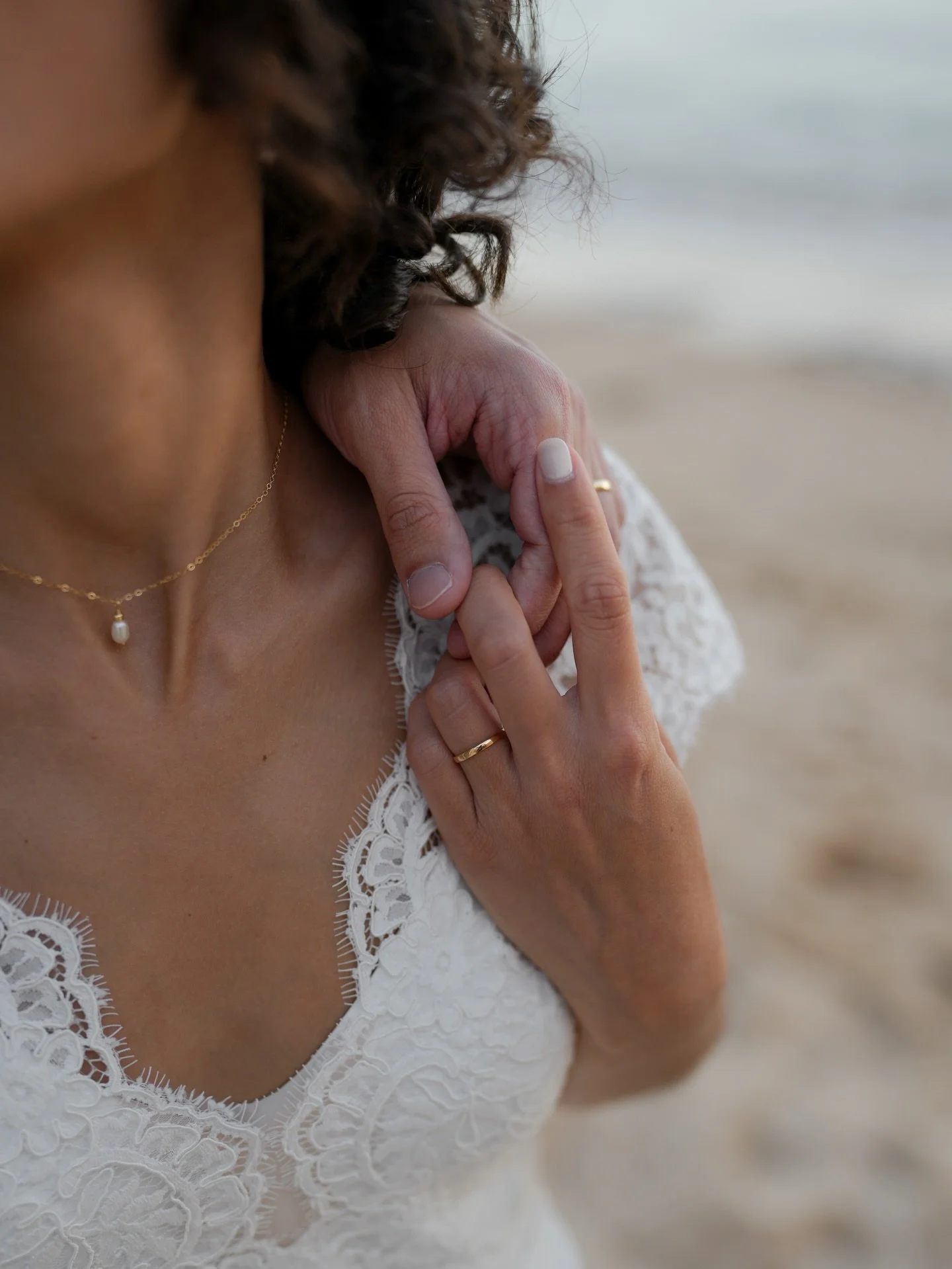 Simplicity.

Planner: @algarvedreamweddings 
Styling &amp; decor: @claudia_mota_design 
Photographer: @carolinaoverseaproject 
Hair &amp; makeup: @marianaf.hair.makeup 
Music: @beecuts &amp; @algarve_acousticcity 
Florist: @cidaliasousaciflor 
Cake: 