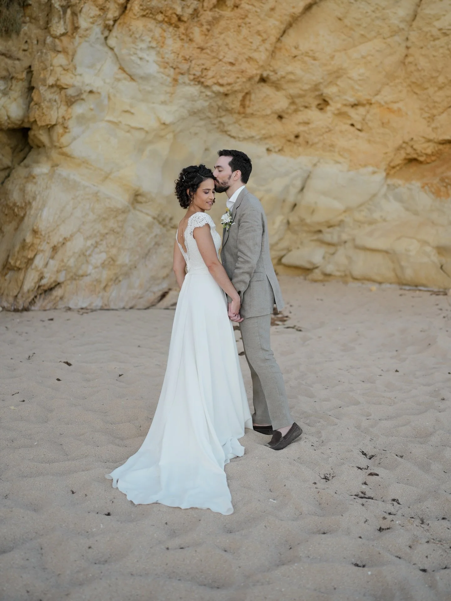 M x M

Planner: @algarvedreamweddings 
Styling &amp; decor: @claudia_mota_design 
Photographer: @carolinaoverseaproject 
Hair &amp; makeup: @marianaf.hair.makeup 
Music: @beecuts &amp; @algarve_acousticcity 
Florist: @cidaliasousaciflor 
Cake: @dapen