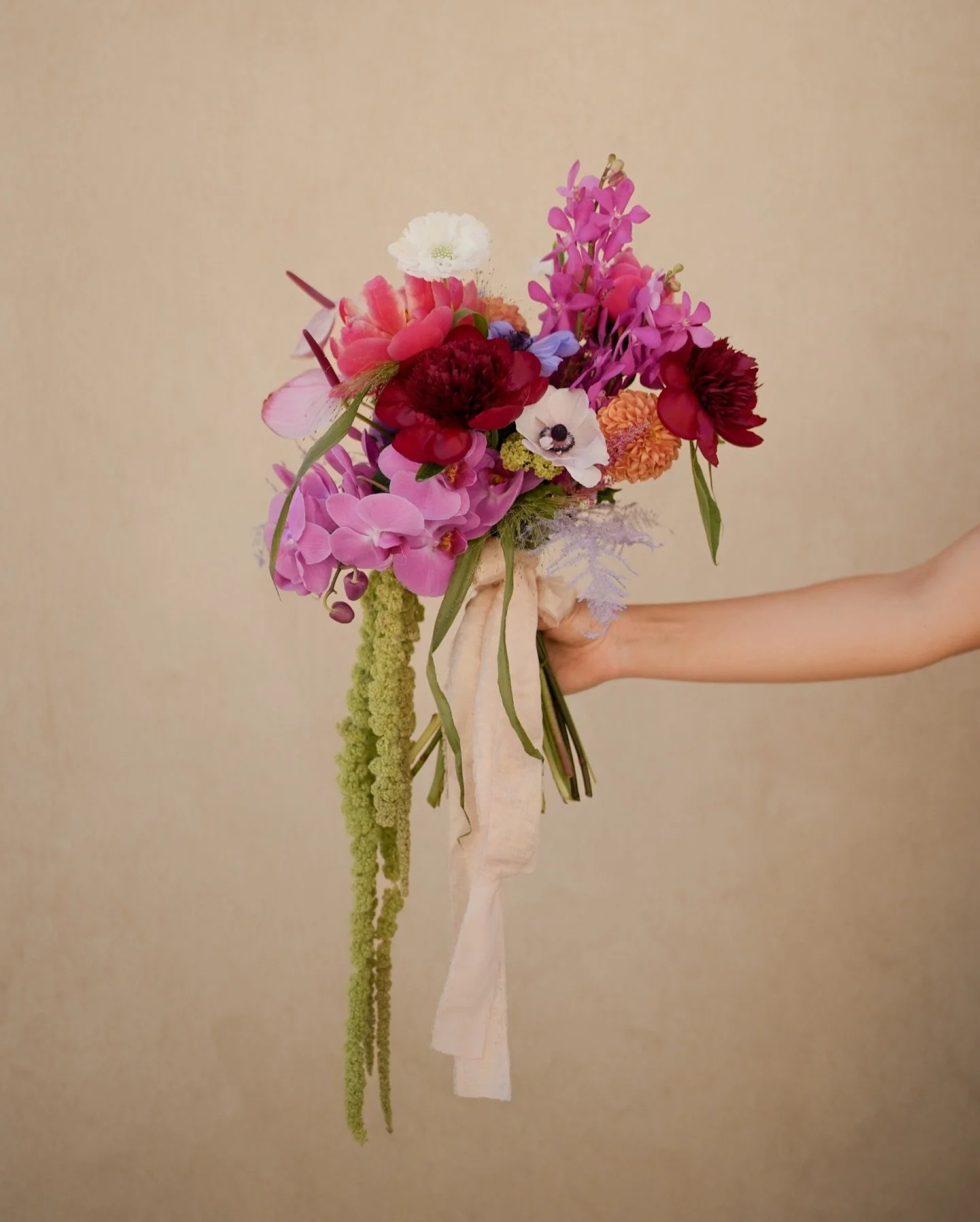 Inside Alexa&rsquo;s morning.

Planner: @algarvedreamweddings 
Styling &amp; decor: @claudia_mota_design 
Photo and video: @carolinaoverseaproject 
Hair and makeup: @biancapereira.makeup 
Rentals: @proeventoeventos 
Music: @divanalgarve &amp; @themun