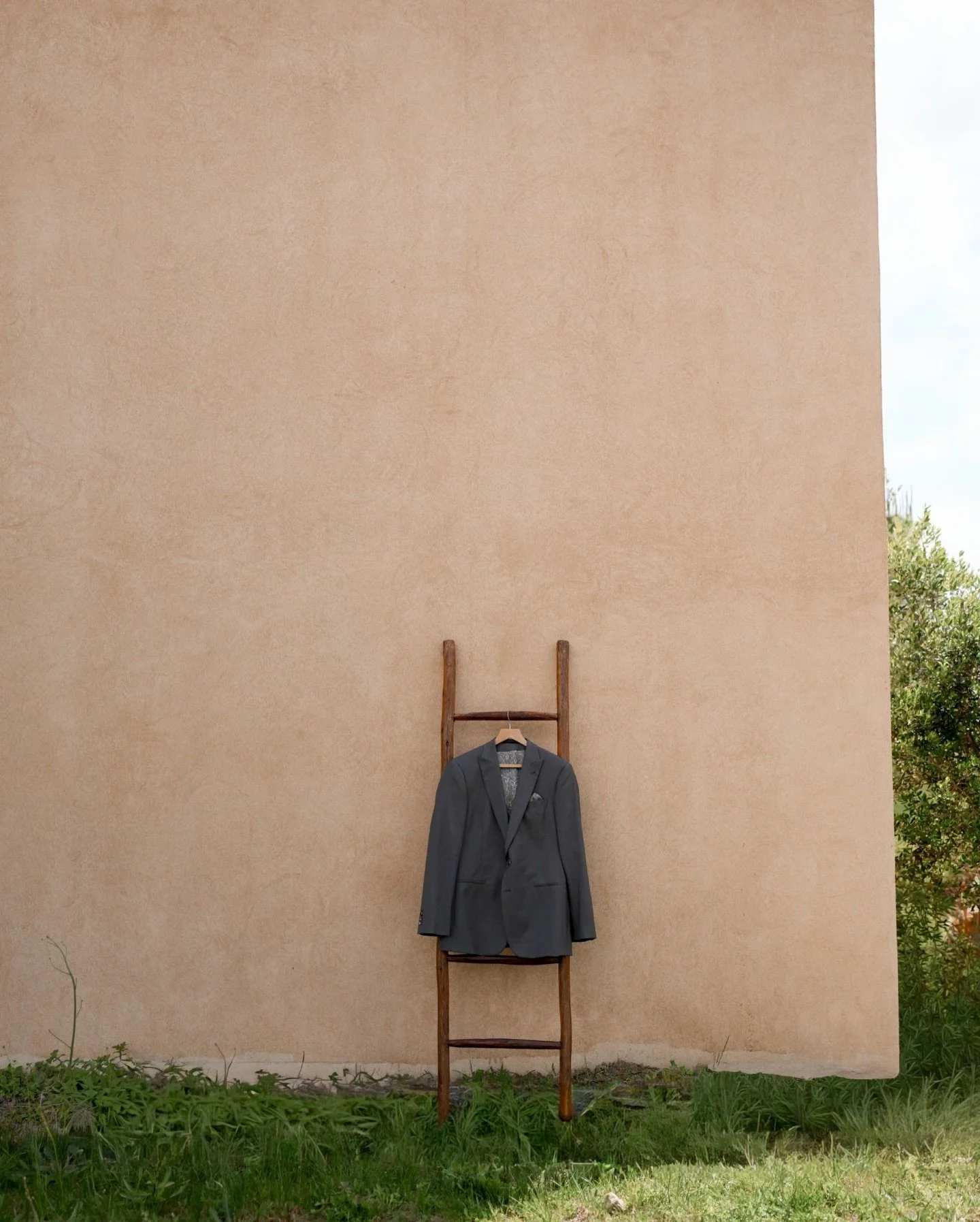 Kris&rsquo;s morning of.

Planner: @algarvedreamweddings 
Styling &amp; decor: @claudia_mota_design 
Photo and video: @carolinaoverseaproject 
Hair and makeup: @biancapereira.makeup 
Rentals: @proeventoeventos 
Music: @divanalgarve &amp; @themunchies