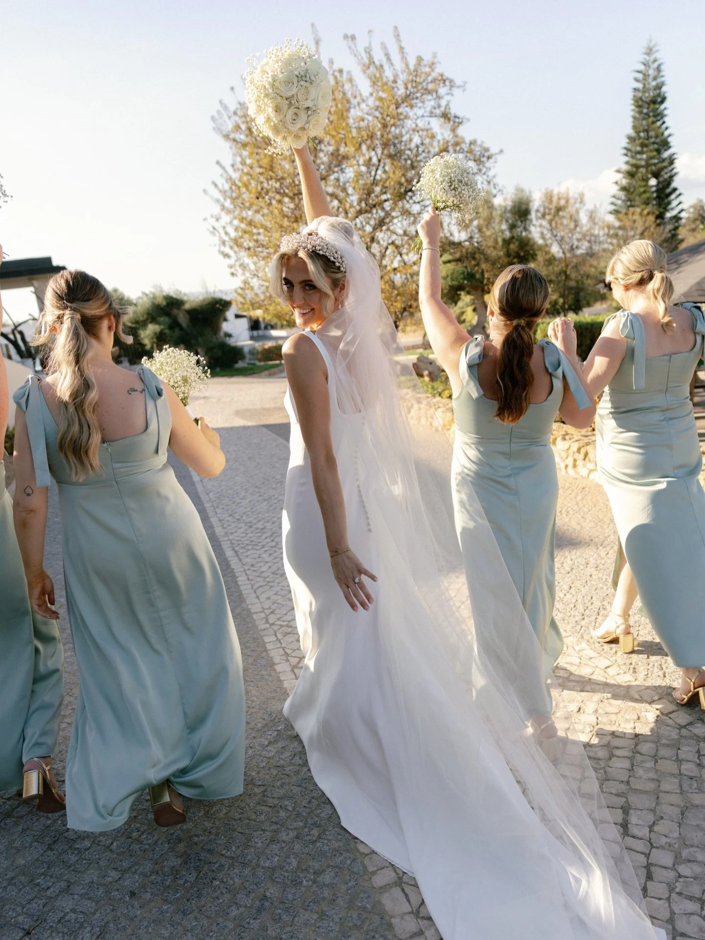 The bridal squad.

Styling &amp; decor: @claudia_mota_design 
Planner: @algarvedreamweddings 
Photographer: @visualstoriesco 
Hair: @algarvehairmakeupstylist_xenia 
Makeup: @andreiabarradas.makeup 
Flowers: @cidaliasousaciflor 
Music: @proeventoevent