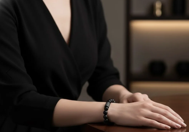 matte balck woman dress.png