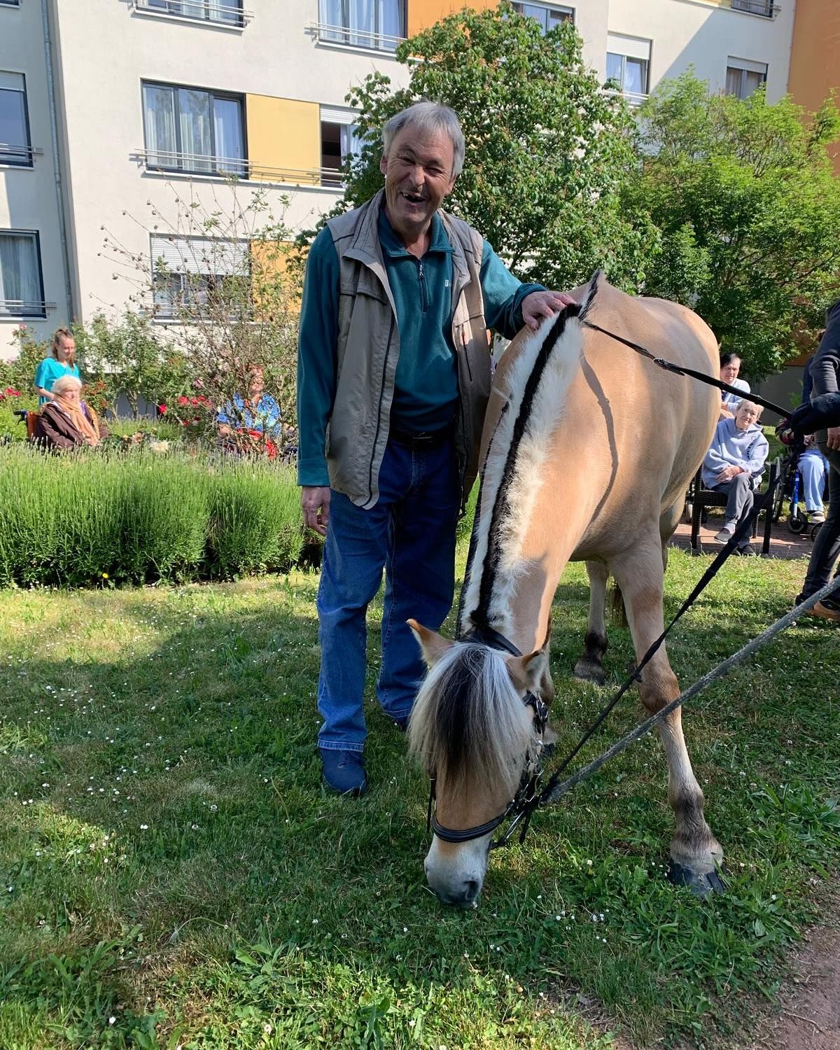 Gestern haben wir mit Melvin und Moriarty, sowie mit den Hunden Giant und Lara-Lou ein Pflegeheim in Ludwigshafen besucht. Die Bewohner*innen hatten sichtlich Freude an dem Besuch. Sei es die Tiere zu streicheln, zu f&uuml;ttern, mit ihnen zu kuschel