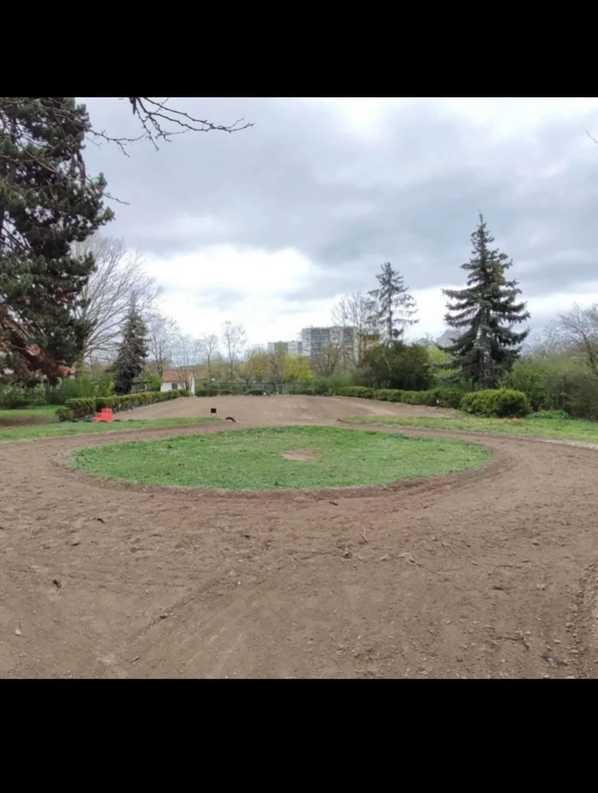 Unser Reitplatz war lange Zeit aufgeteilt in Platz und Longierzirkel. Da der Zirkel aber fast nie gebraucht wurde und nach Regen der Platz regelm&auml;&szlig;ig unter Wasser stand, konnten wir ihn sanieren. 
Mit professioneller Hilfe wurde ein Draina