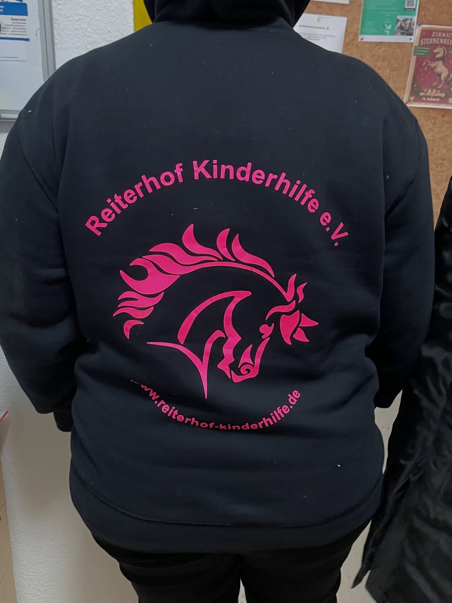 Wer m&ouml;chte eine Verwinsjacke?
Alle Infos im zweiten Slide. Die Bestellliste h&auml;nge am schwarzen Brett gegen&uuml;ber des B&uuml;ros aus.
#vereinskleidung #reiterhofkinderhilfe