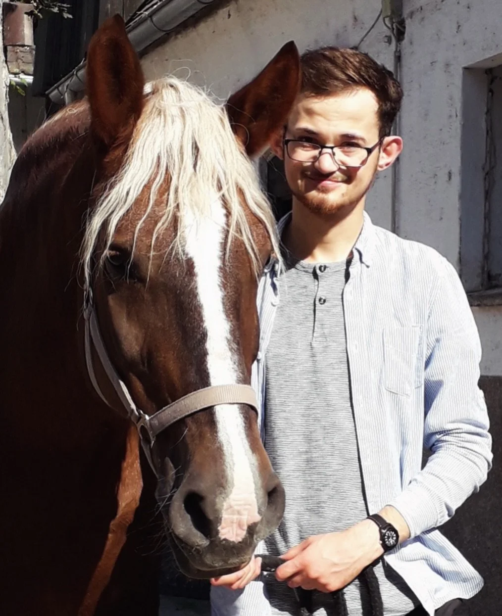 Till ist seit vielen Jahren im Reitunterricht be Annette.
F&uuml;r Menschen mit Indikationen bietet therapeutisches Reiten gezielte F&ouml;rderung in Bewegung, Balance und Koordination. Das Pferd wird dabei zum wertvollen Partner, denn es st&auml;rkt