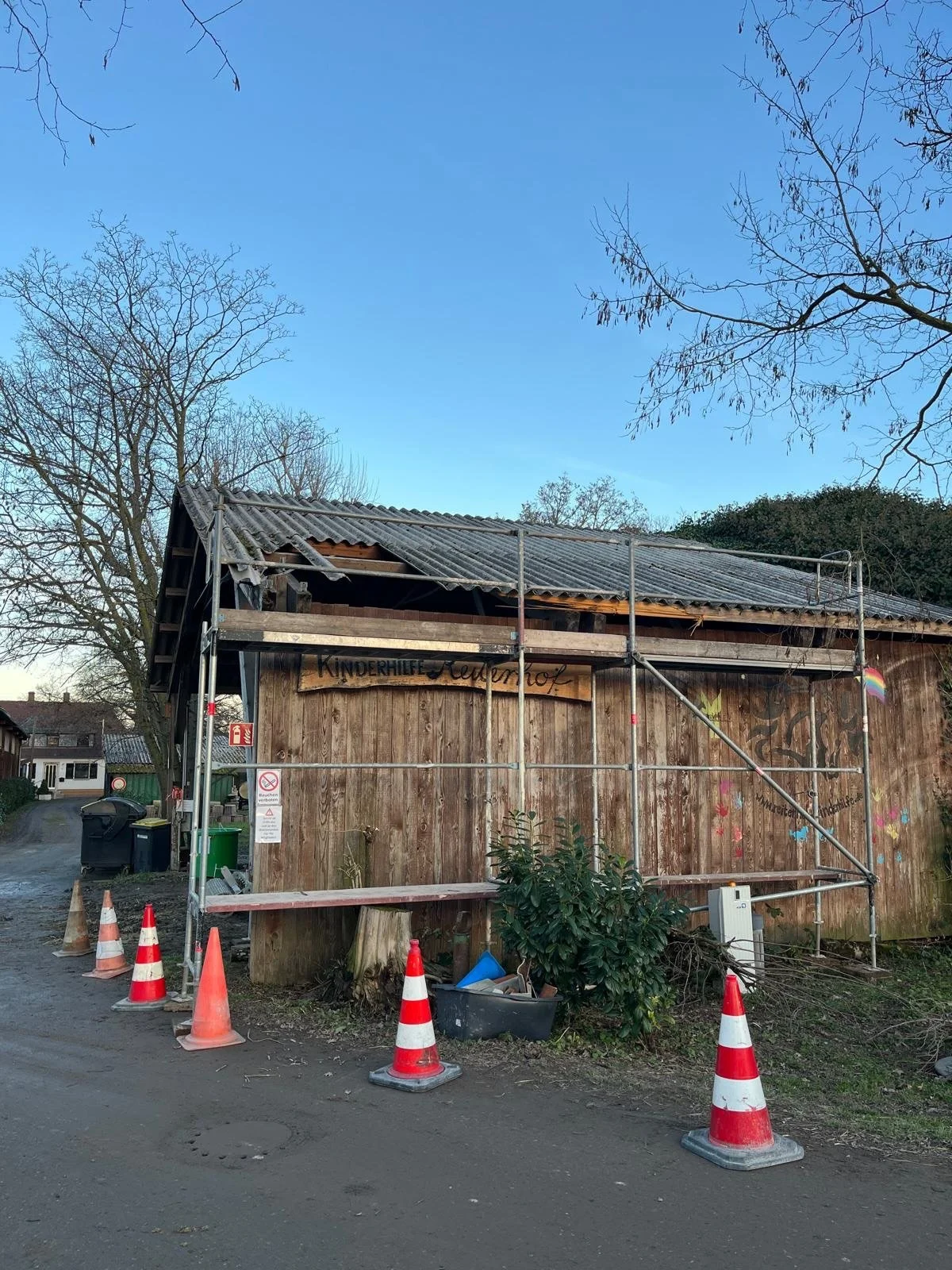 Nachdem in unserer Heuremise leider ein Loch im Dach war, wurde es nun von einer Fachfirma repariert, sodass unser Heu wieder trocken gelagert werden kann.