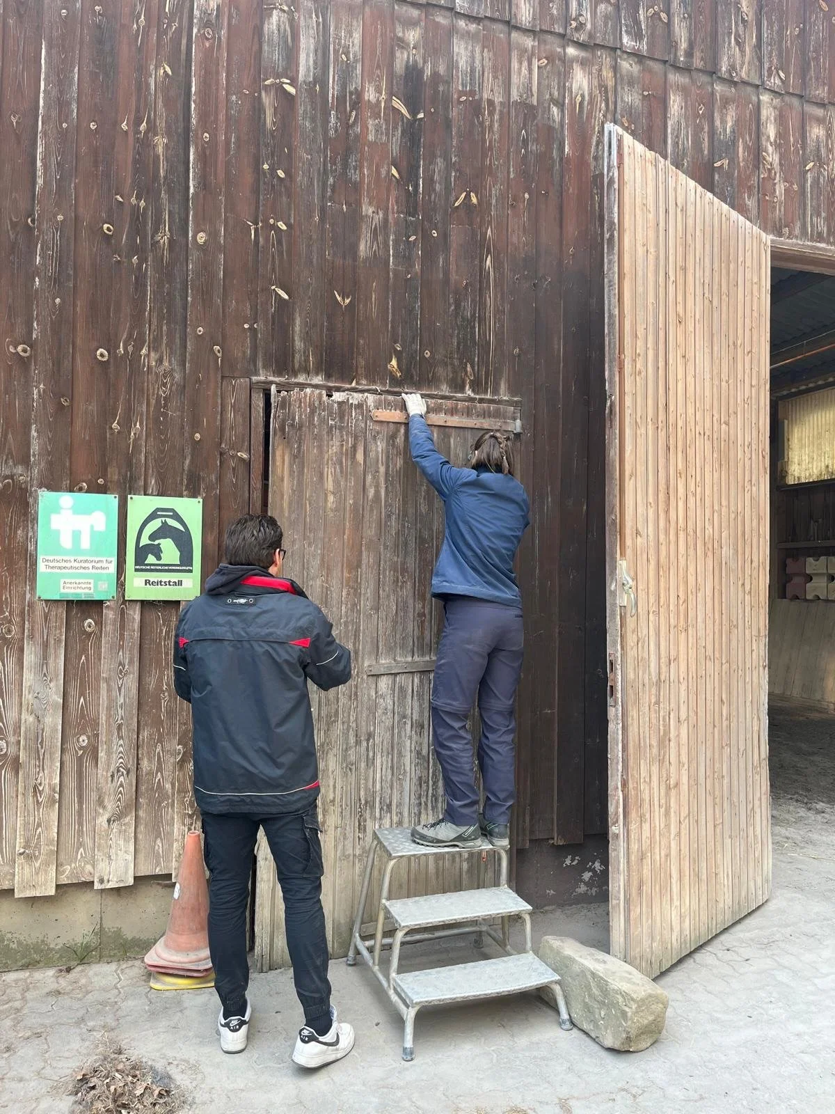 Gestern waren vier Mitarbeiter*innen der BK Guilini bei uns, um uns im Bereich Anlagenpflege tatkr&auml;ftig zu unterst&uuml;tzen. W&auml;hrend zwei Mitarbeiter auf der Spreeallee, an den Koppelz&auml;unen und am Reitplatz Geb&uuml;sch zur&uuml;cksch