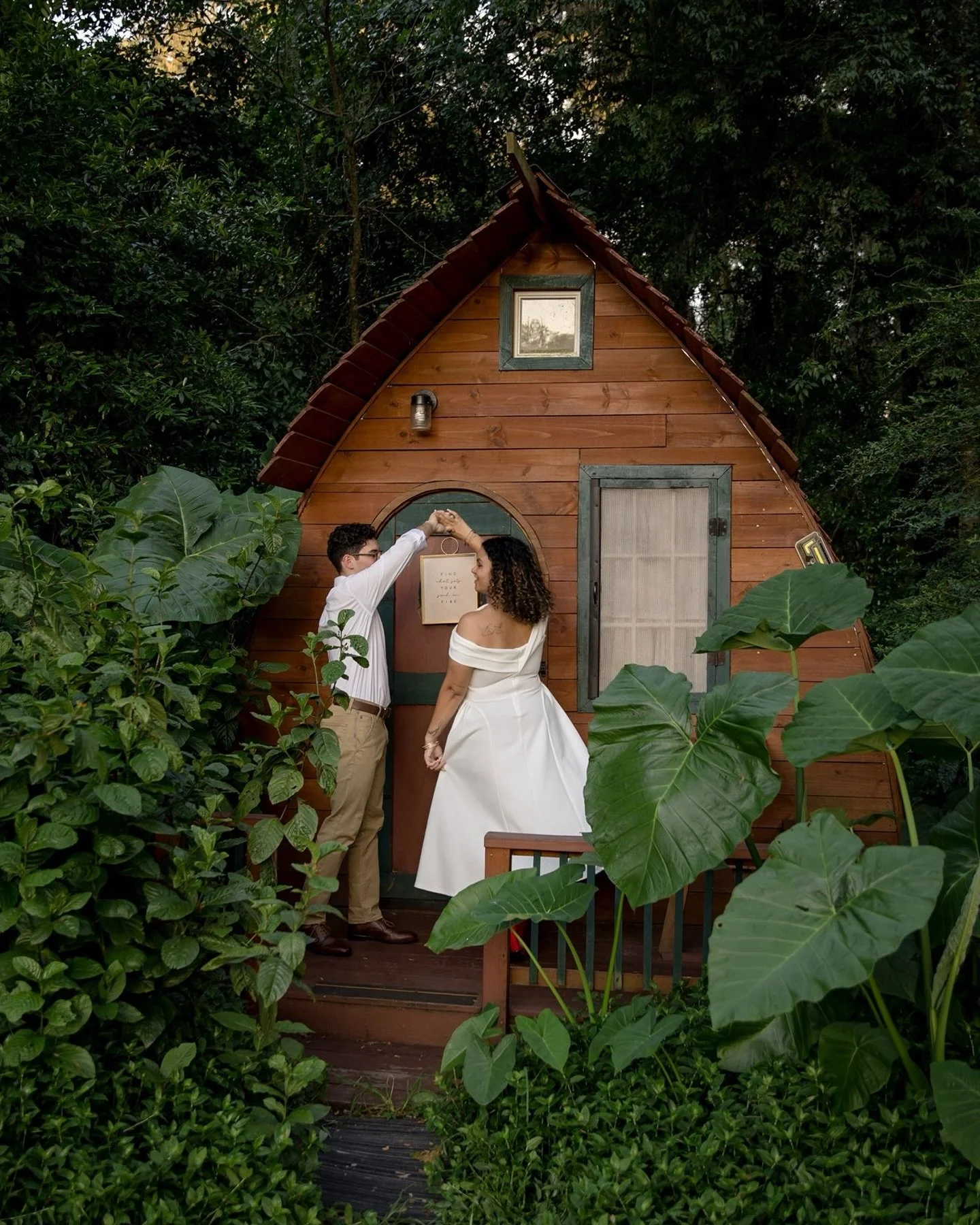 Tucked away in the woods, at the sweetest little cabin&hellip; she said YES! 🌲🏡

En alg&uacute;n lugar en el bosque, en la caba&ntilde;ita m&aacute;s encantadora&hellip; &iexcl;ella dijo S&Iacute;! 

.
.
.
#couplesphotography 
#couples
#surprisepro