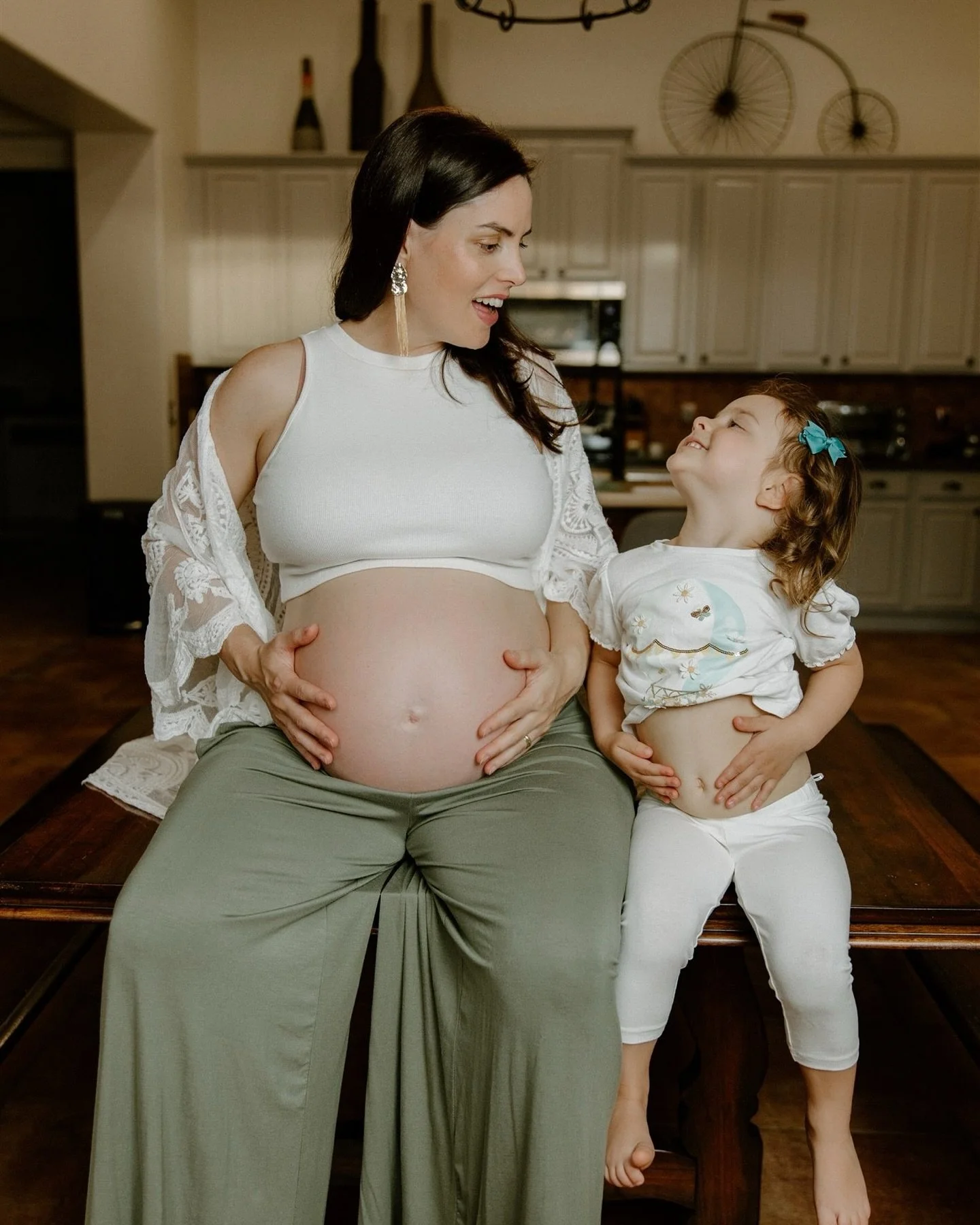 Soon, she&rsquo;ll take on a new role: big sister. But in her mama&rsquo;s eyes, she&rsquo;ll always be her first everything. 

Pronto asumir&aacute; un nuevo papel: el de hermana mayor. Pero, en los ojos de su mam&aacute;, siempre ser&aacute; su pri