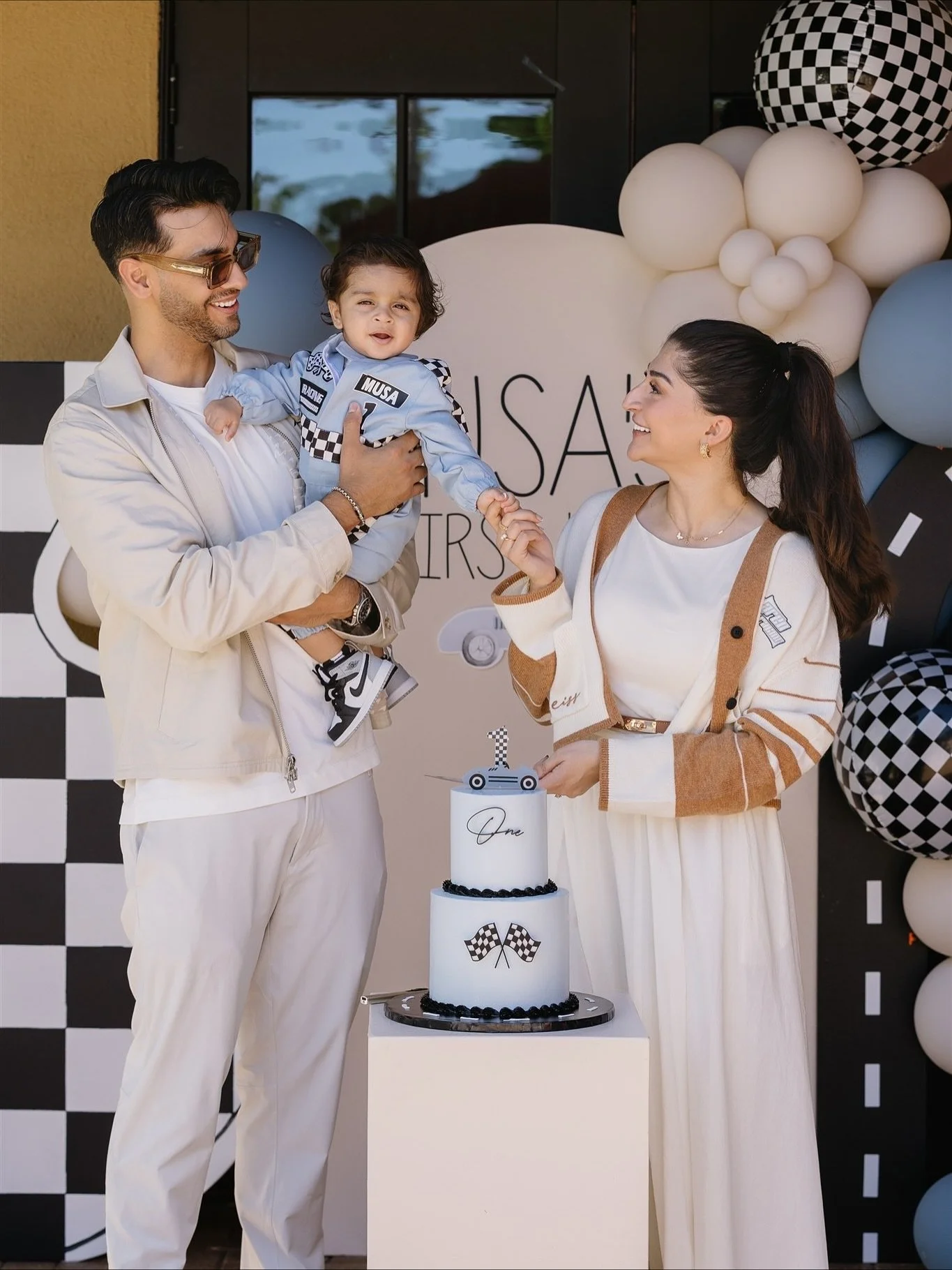 He might not remember this day now, but one day, when he looks back at these photos, he&rsquo;ll see how loved and celebrated he was from the very start.

Puede que no recuerde este d&iacute;a ahora, pero cuando crezca y vea estas fotos, sabr&aacute;