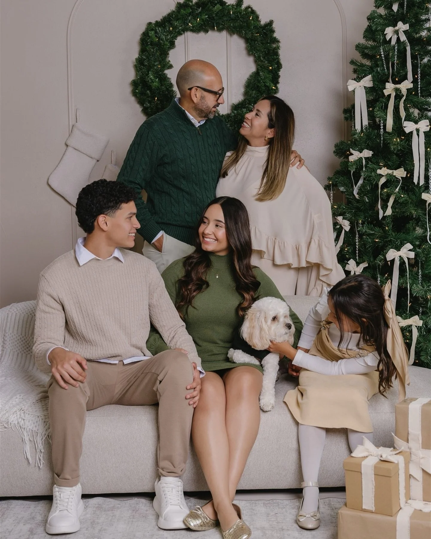 They understood the Christmas magazine assignment! It&rsquo;s Christmas Session time&hellip; Capture the joy, the laughter, and the magic of Christmas with an exclusive family session. Bookings open &mdash; link in bio.

&iexcl;Ellos entendieron perf