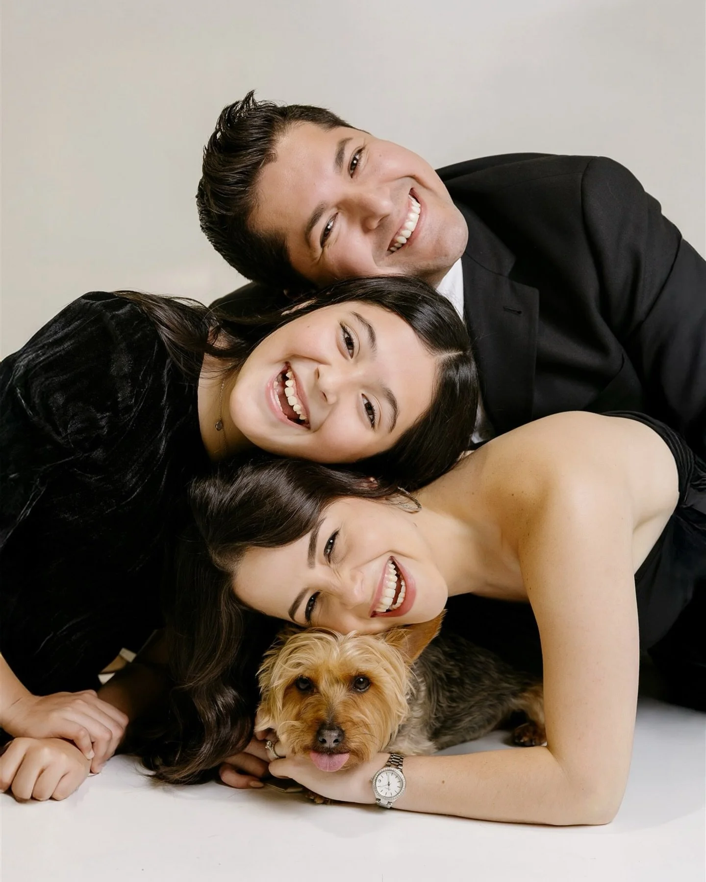 She wanted a studio family session and omg&hellip; the result was sooo good! But you know what? I wasn&rsquo;t expecting SOMEONE to show up in a suit and steal the whole show! 🫠

Ella quer&iacute;a una sesi&oacute;n familiar en estudio y omg&hellip;
