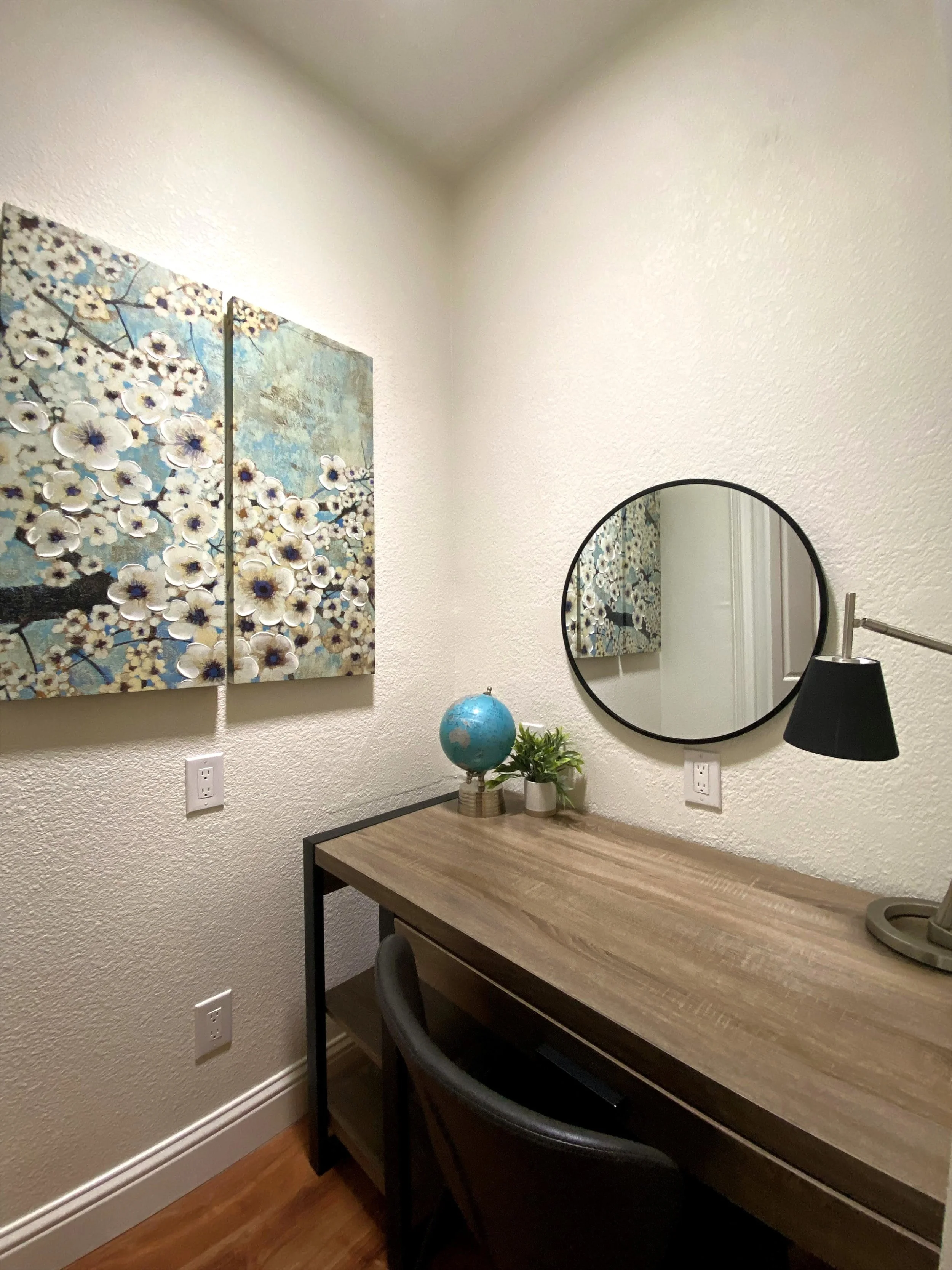 cherry-blossom-villa-work-area-vanity.JPG