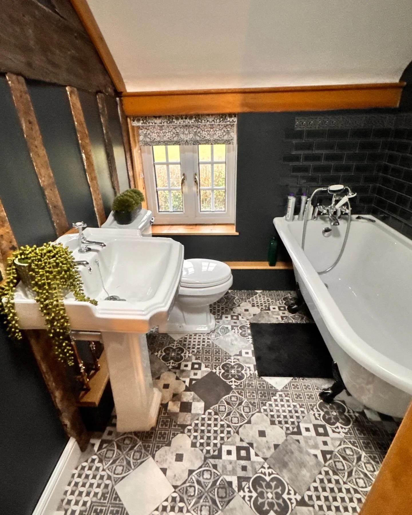 Our new Harlem vinyl in situ. We adore a statement floor 😍 #smallshopbigchoice #familybusiness #bitdifferent