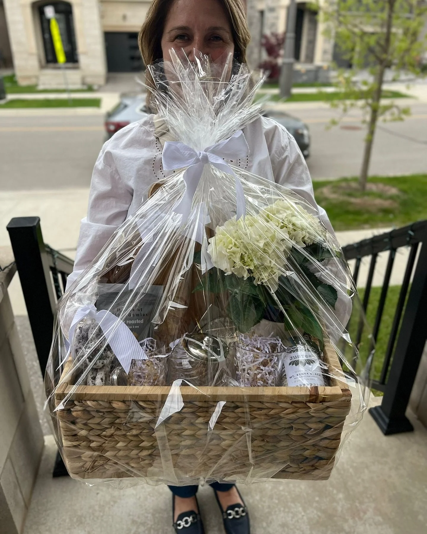 Hand‑delivered joy 💝

Nothing makes my day brighter than seeing the smile when a gift basket meets its new home. 

Thank you, @ripplesconsulting, for capturing this moment and trusting Enjoy Party &amp; Gift Boxes to help you celebrate. 

Your suppo