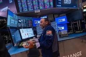 Wall Street signe un triple record, portée par l’espoir de baisses de taux