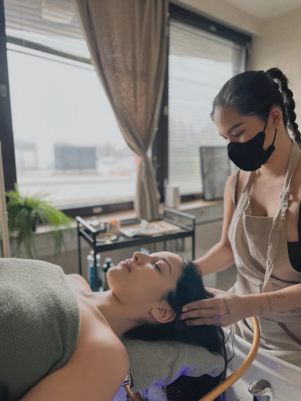 Head Spa hoito Aura Beauty Espoossa – syvärentoutus päänahkahieronnalla