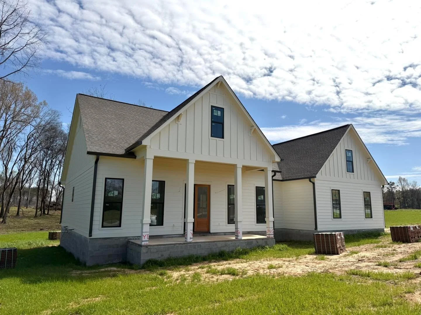 Construction Update🛠️

Lot #14 continues to make steady progress! Sheetrock installation is complete, and walls and ceilings are scheduled to be primed this week. Doors, trim, and cabinetry installation will begin next week as this home moves into t