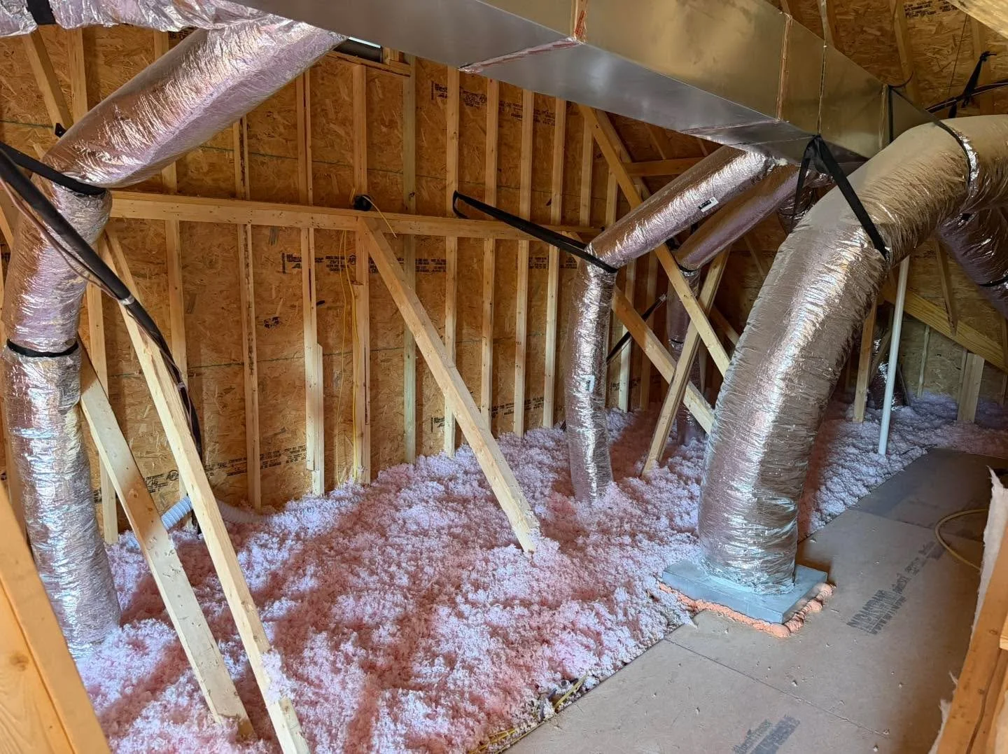 Progress is moving fast at Double Gate!🛠️

Lot 14, attic insulation was completed this week&mdash;another big step forward for this home!🏡

Meanwhile, over at Lot 11 - electrical and plumbing will be finished this week as well as the brick⚡🚿🧱 Nex