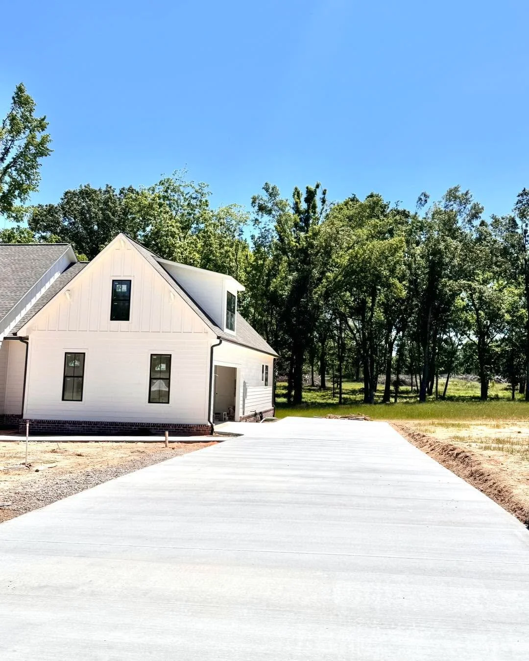 Lot 14 at DG is coming along! 🏡 The driveway, porches, and sidewalk were poured and finished this week🪏🦺

#DoubleGateSubdivision #doublegateliving #ComingSoon #NewAlbanyMS #doublegatenewalbany #UnderConstruction