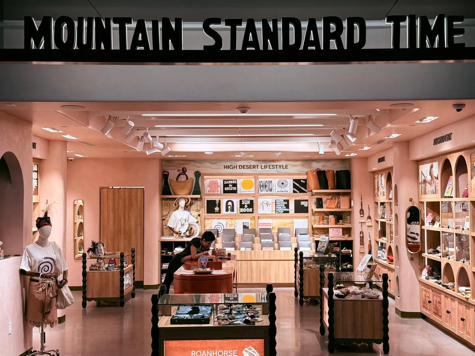 MOUNTAIN STANDARD TIME ABQ
 
 David Kameron Construction completed a 980-square-foot commercial retail tenant improvement for the new R2 boutique retail space located on Level 3 of the T-Connector at Albuquerque International Sunport. The project tra