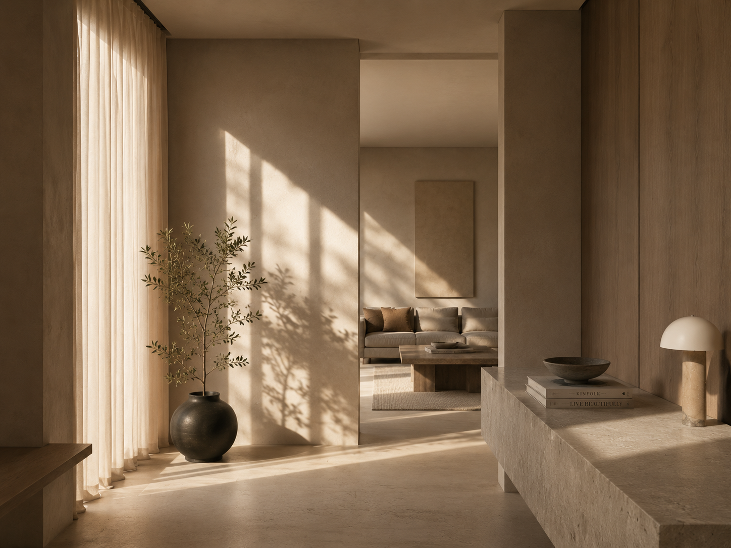 Sonnendurchfluteter, minimalistischer Raum mit Pflanze in schwarze Vase, Sofa im Hintergrund, Steintisch und dekorative Gegenstände auf Steinplatte im Vordergrund.
