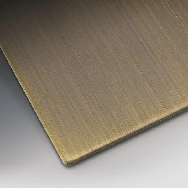 Gebürstete Messingoberfläche mit feiner metallischer Struktur und warmem Goldton als hochwertiger Akzent für moderne Raumkonzepte.