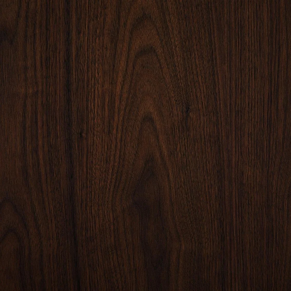 Dunkles Nussbaumholz mit natürlicher Holzmaserung und warmen Brauntönen für eine elegante und zeitlose Innenraumgestaltung.