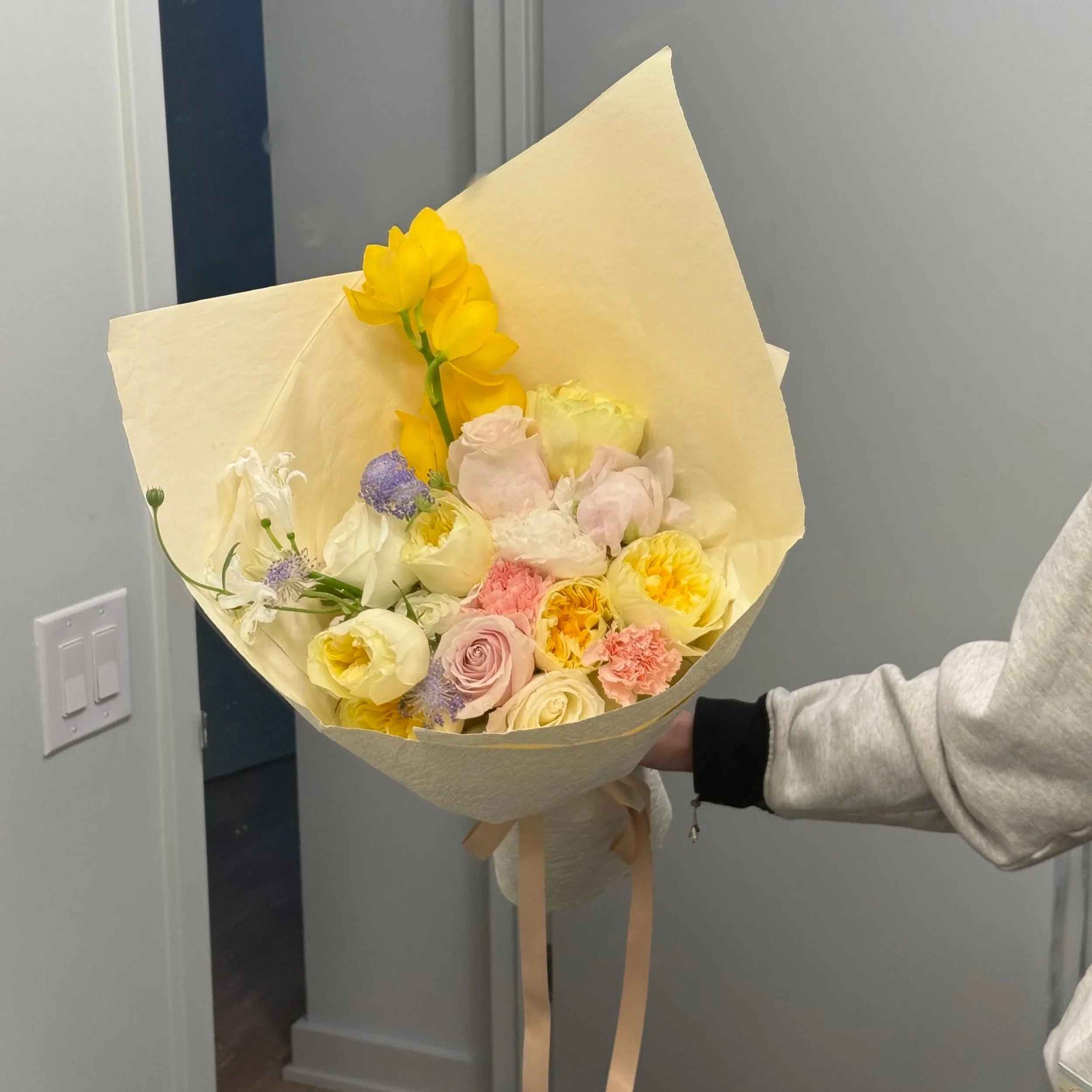 Sunny Message
For “I’m rooting for you” days — bright yellow notes tucked into a soft, tender palette.