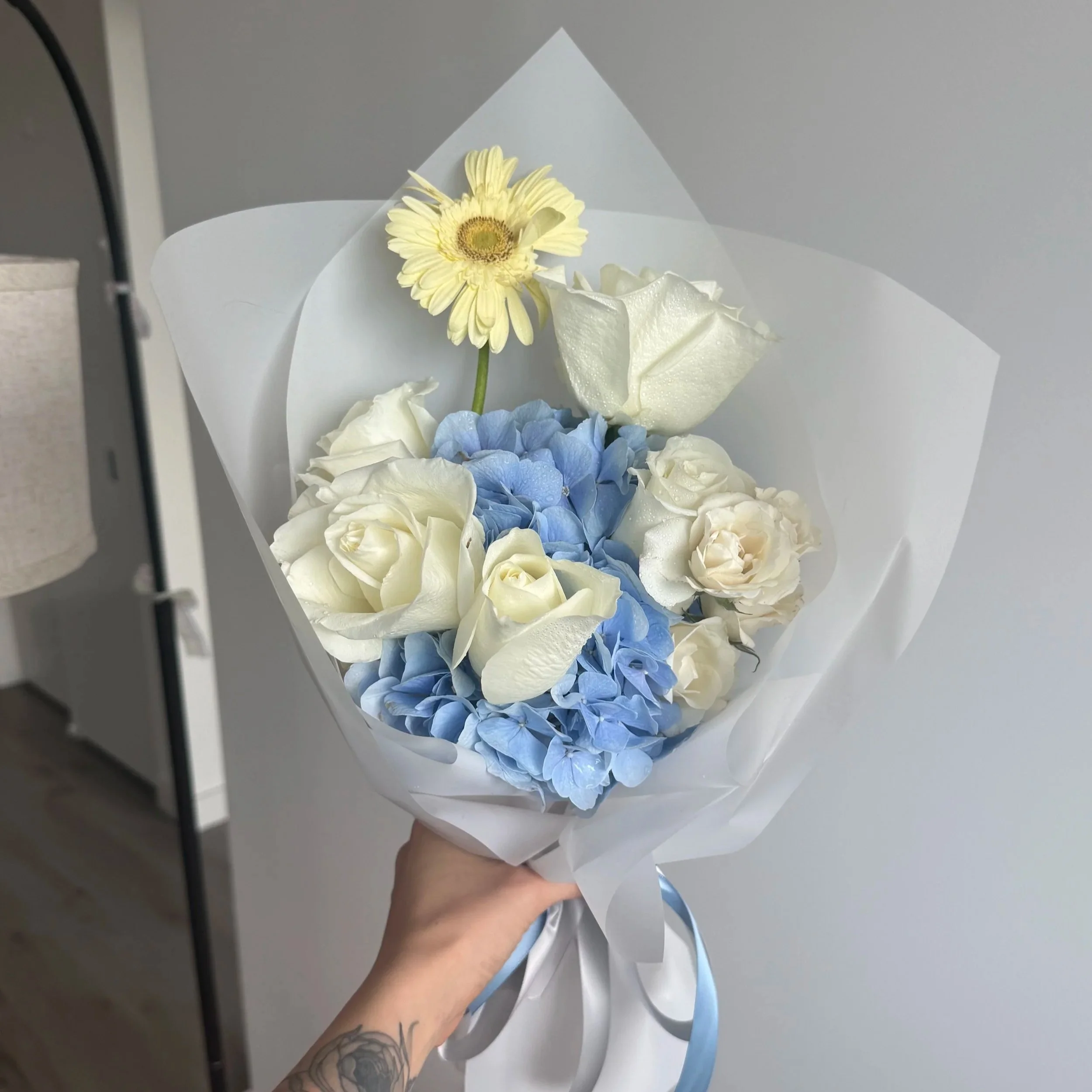 Blue Comfort
Soft blues and creams with a touch of yellow — like a small sun in a calm, rainy-day heart.