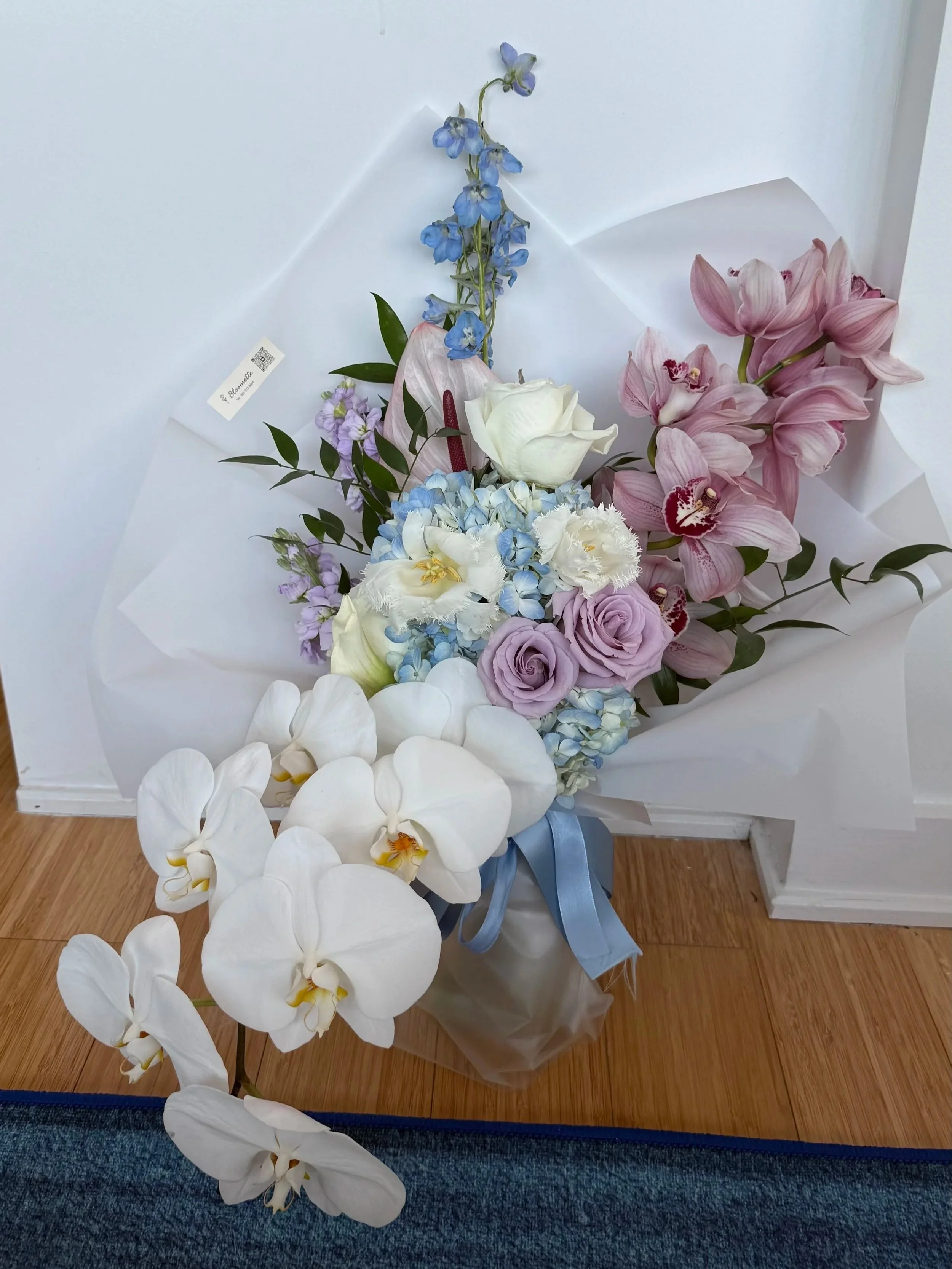 A blend of cool blues and soft purples, unfolding naturally in layers, with white as a light accent.
It feels calm and effortless, like a quiet moment that lingers just a little longer.