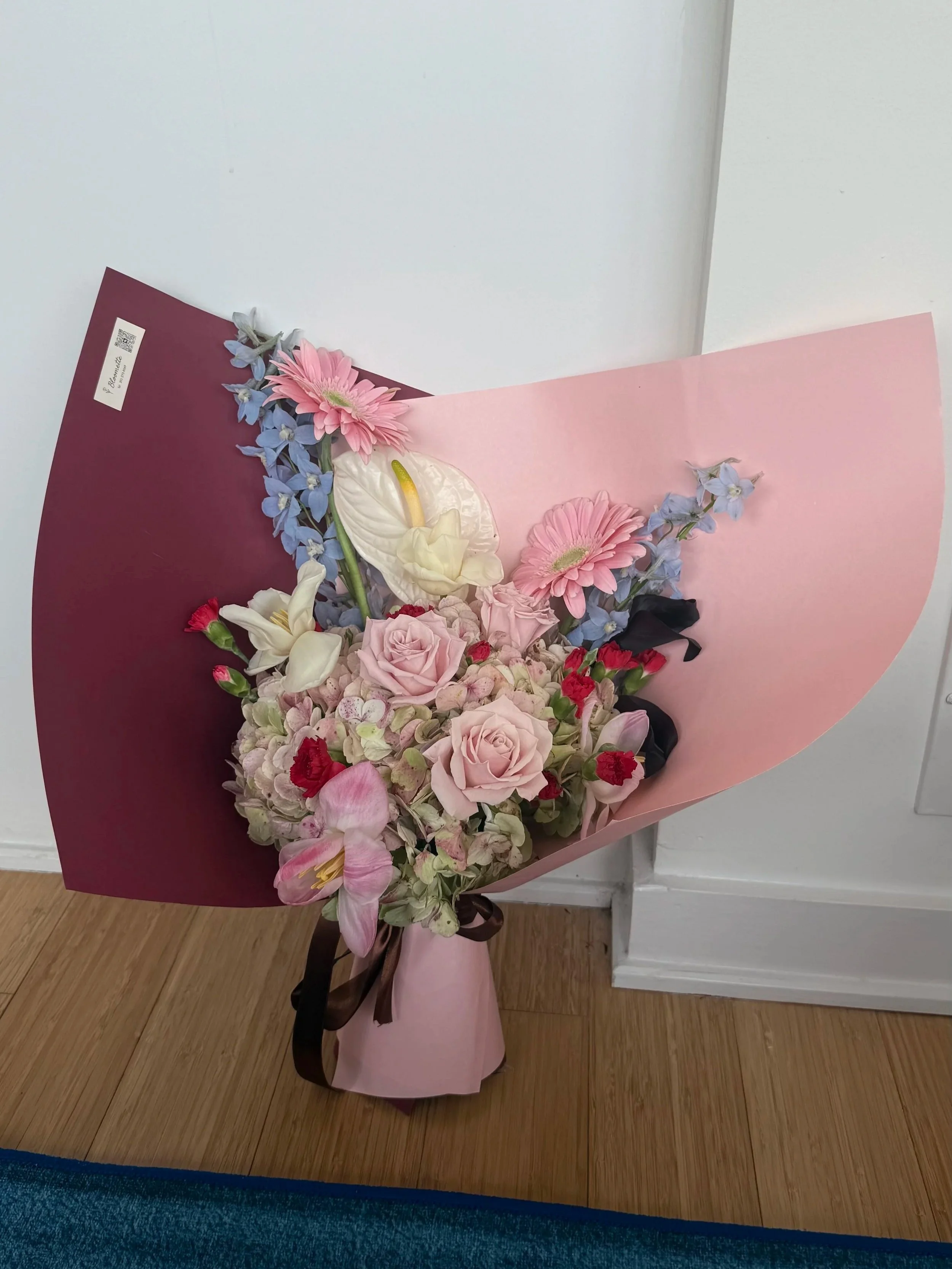 A blend of red and soft pink, created for the warmth of the New Year.
Vibrant yet gentle, it carries a sense of celebration, love, and quiet good wishes, something meant to be given with care.