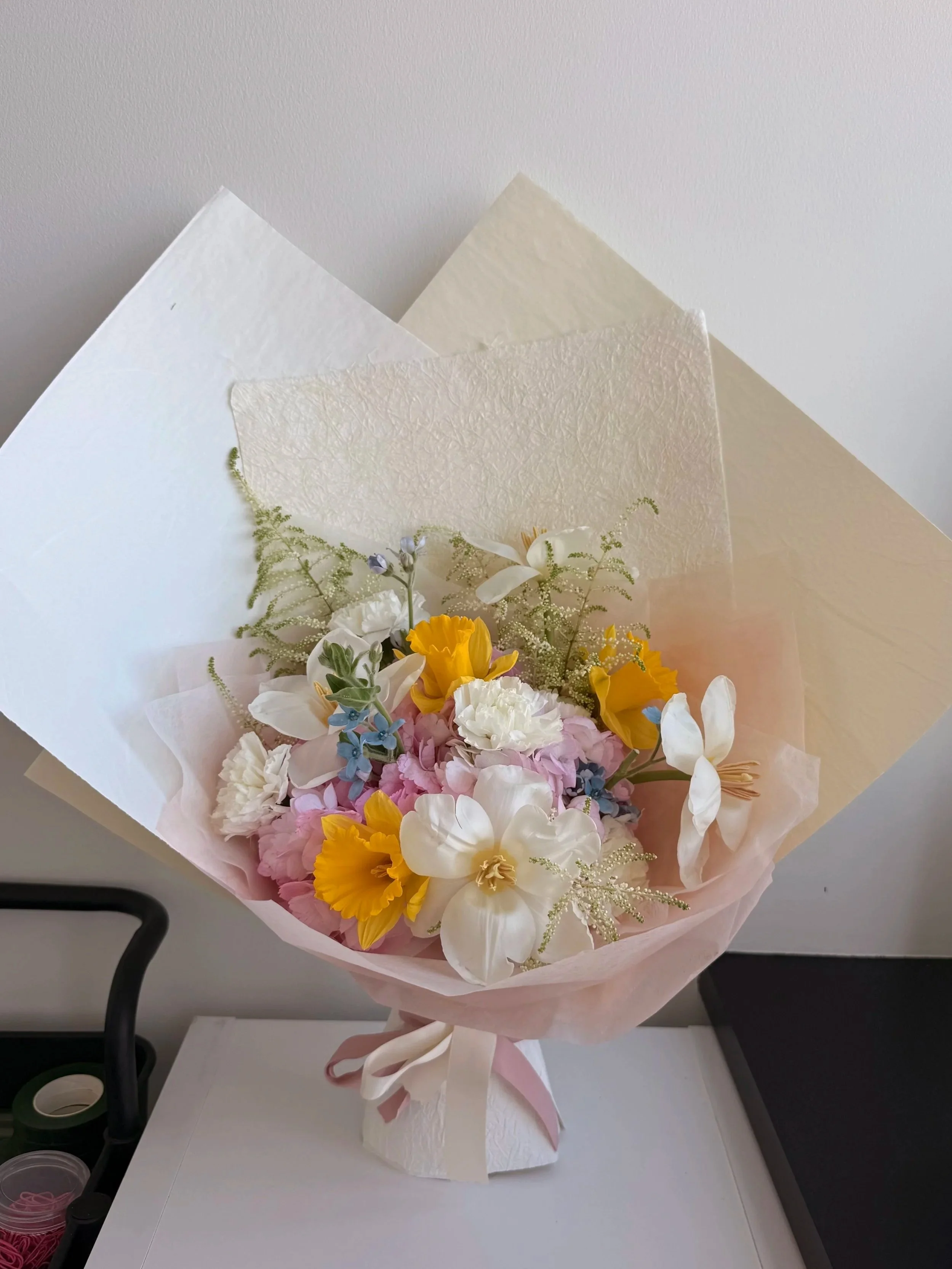 Soft pinks, warm yellows, and touches of white come together like early spring light.
Fresh, gentle, and quietly uplifting, a feeling of warmth that unfolds naturally.