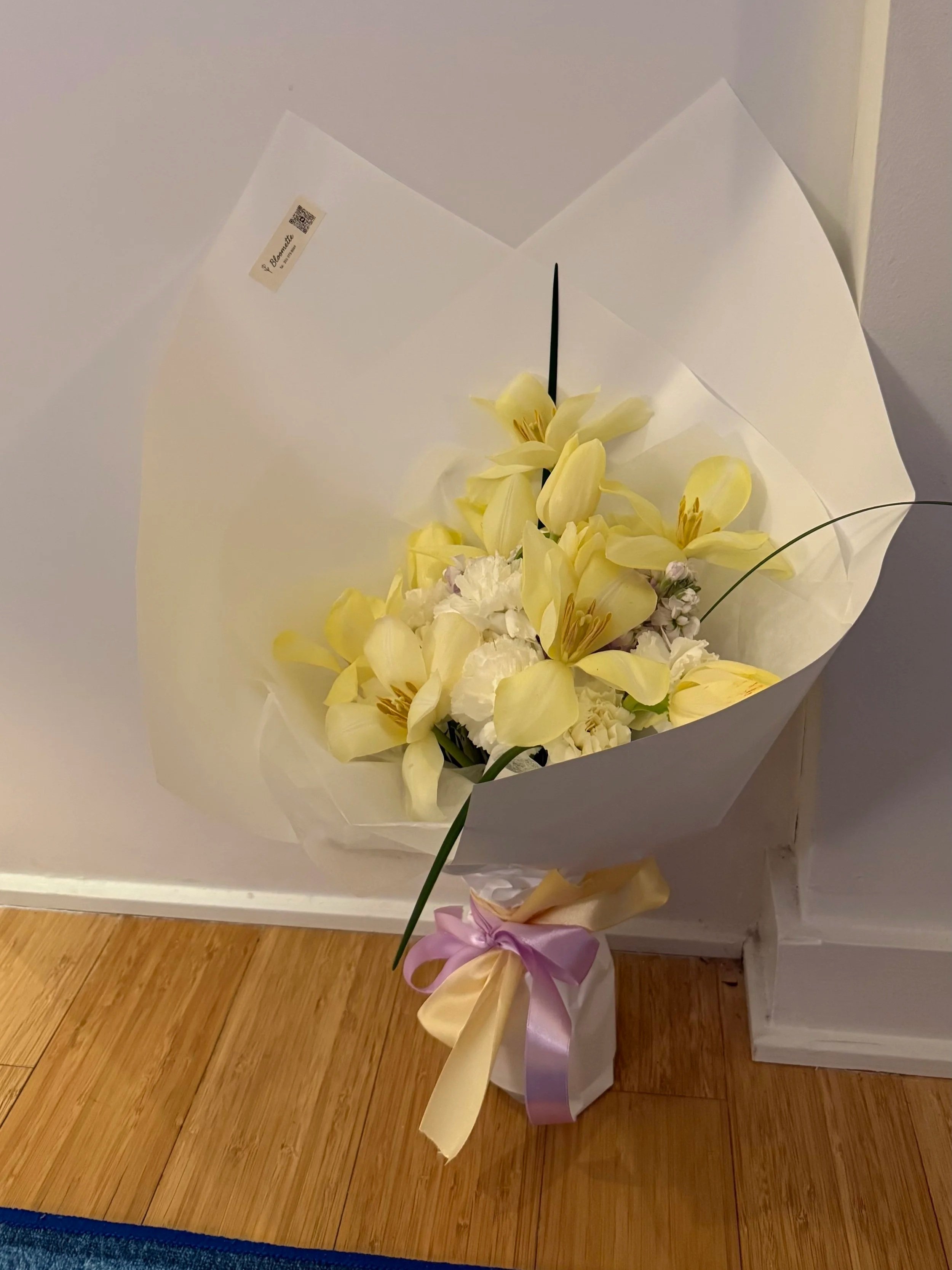 Like a soft winter sun in New York, pale yellow tones bring warmth into a quiet, cold day.
Gentle, simple, and just enough to feel held.