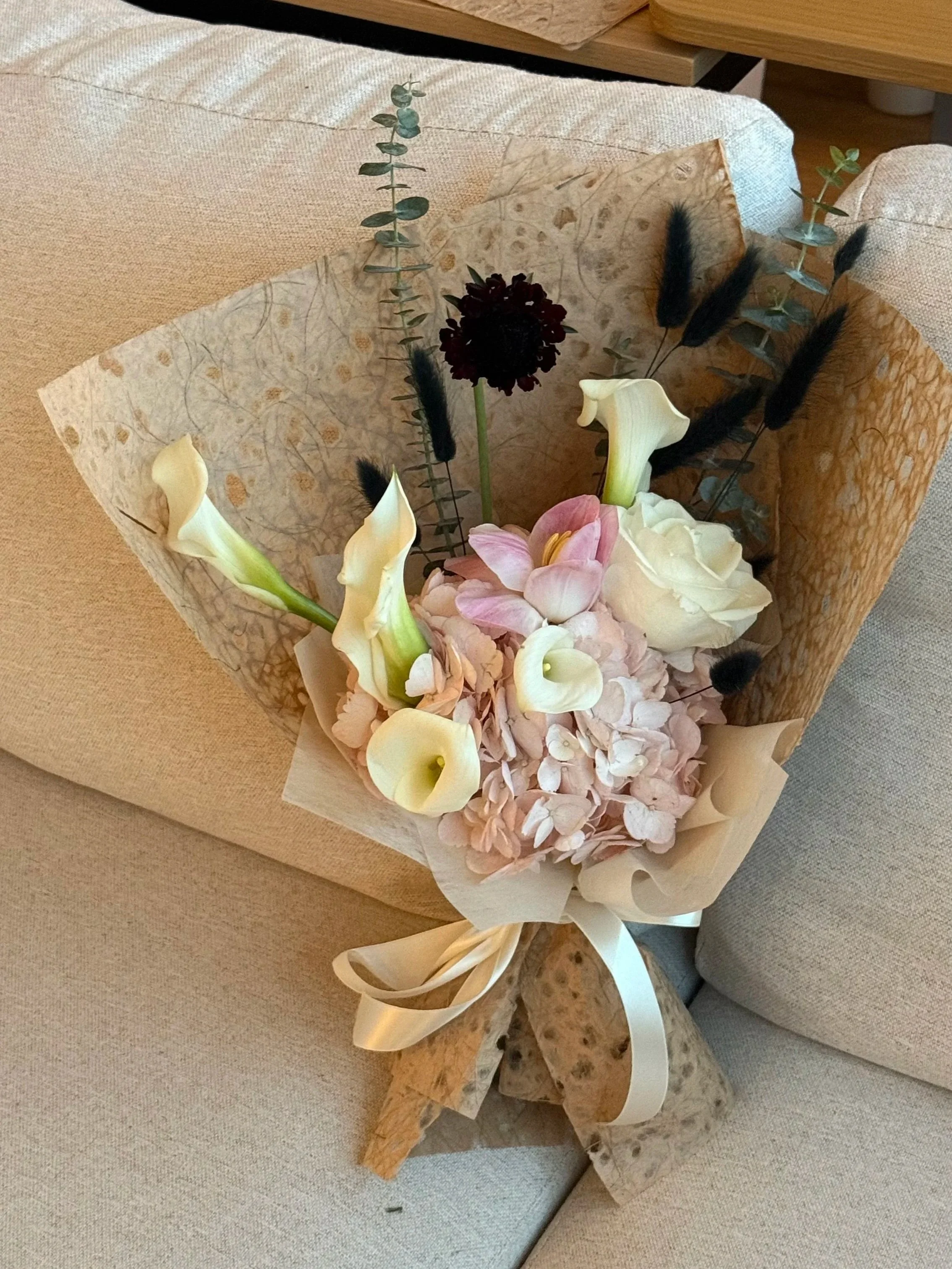 Inspired by the feeling of traditional Chinese ink painting,
soft colors unfold gently against broad, inky accents.
There’s a quiet balance between light and shadow, subtle, expressive, and almost poetic.