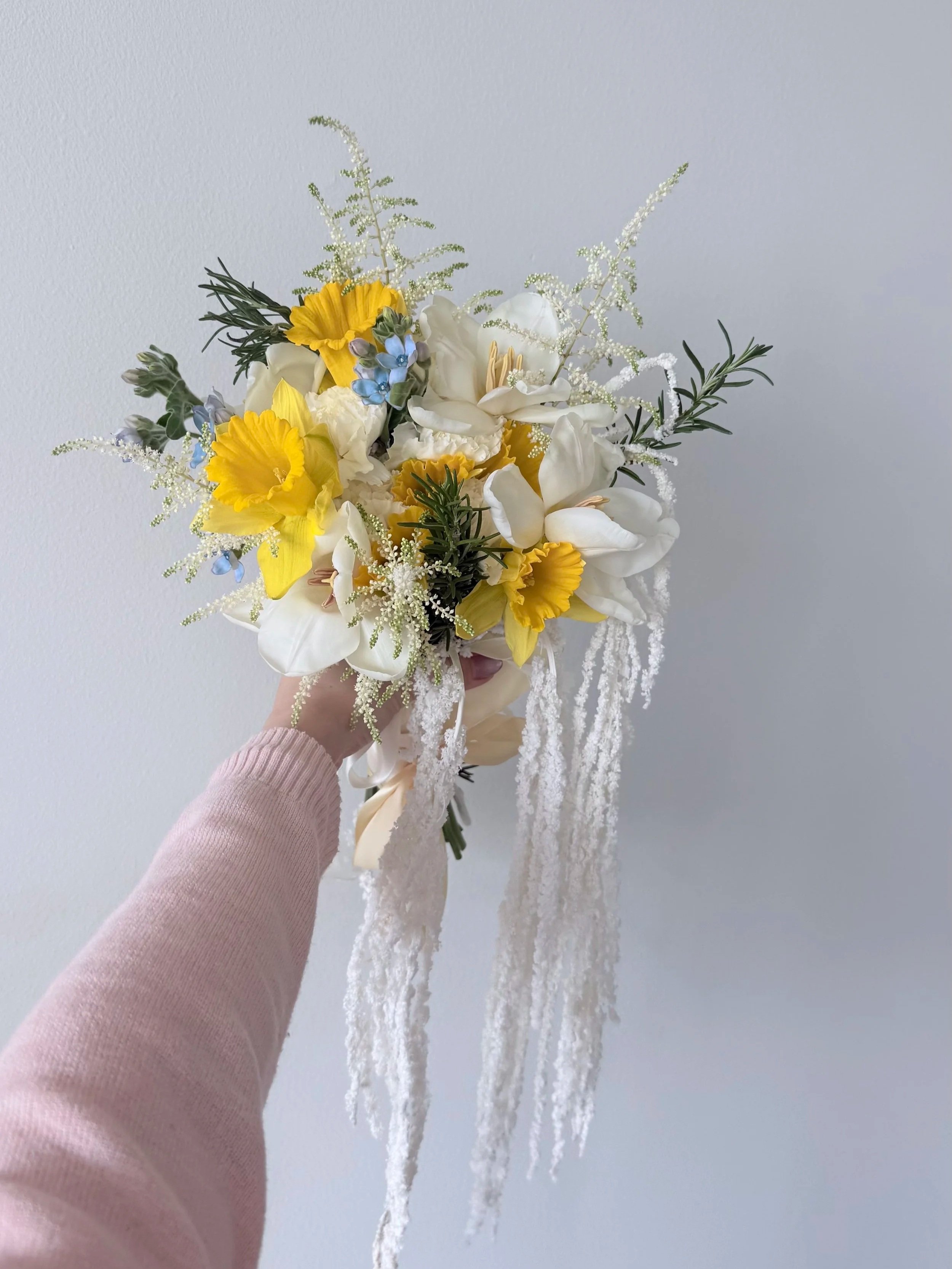 A cascading bridal bouquet, designed to move with lightness and flow.
The trailing form brings a sense of softness and motion, delicate, airy, and quietly expressive.