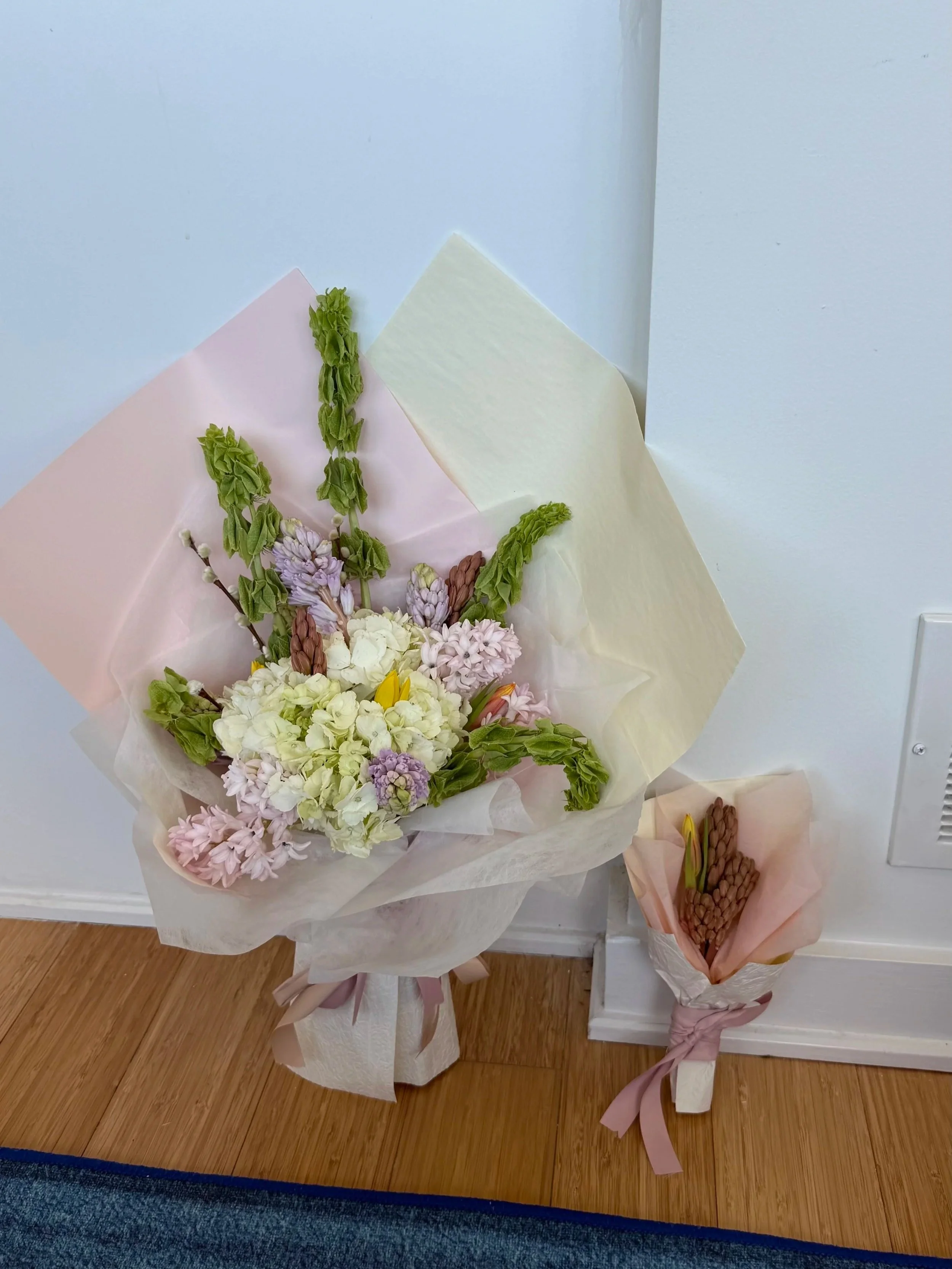 A pair of bouquets, made for a mother and child.
One larger, one smaller, mirroring each other in a simple, tender way. Soft, playful, and full of quiet affection.