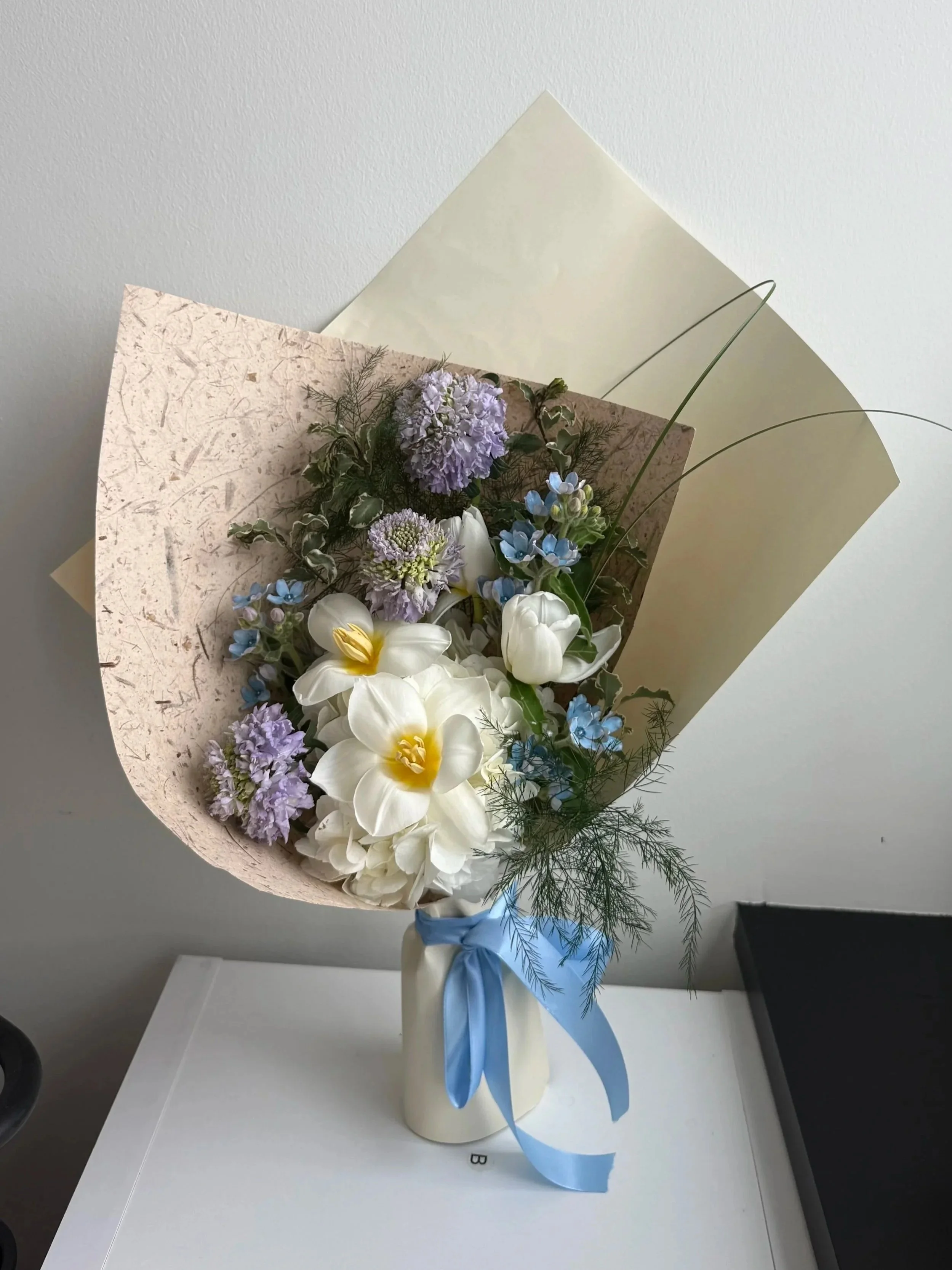 Soft whites with hints of blue and lilac, gently layered in a natural rhythm.
Light, fresh, and quietly balanced like a calm moment that settles in without effort.