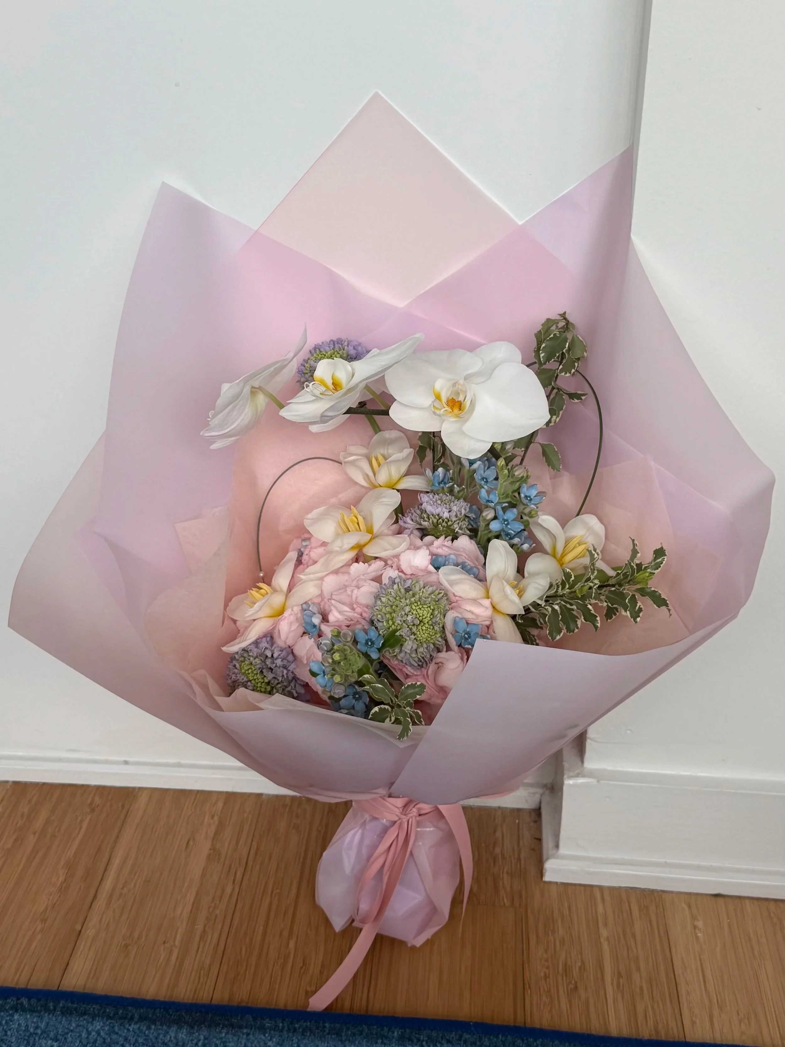 Blush pinks and soft whites, gathered in a gentle, flowing shape.
There’s a softness to it, romantic, light, and quietly comforting.