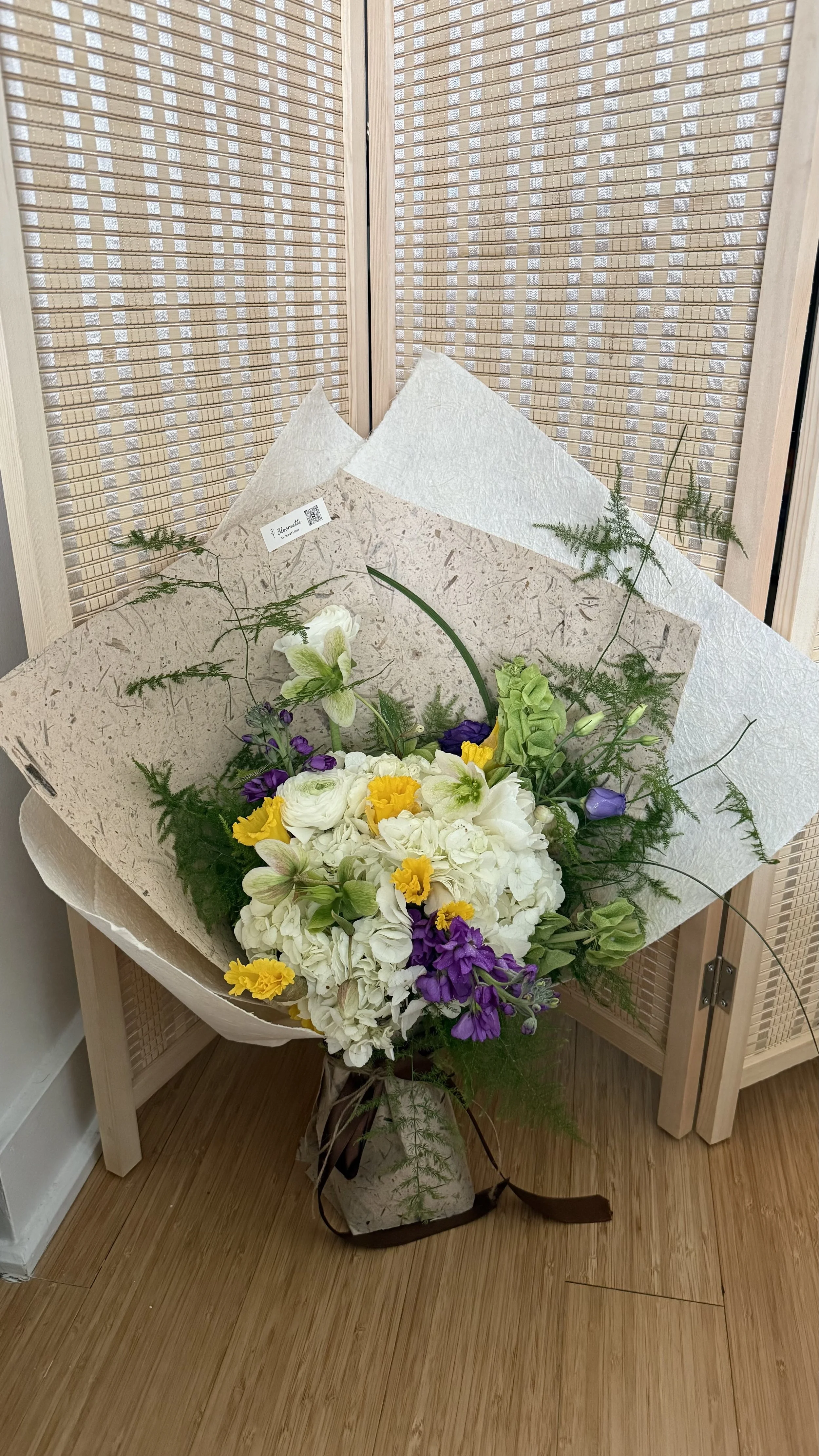 A more traditional, nature-led composition.
Left untrimmed and untouched, the flowers keep their original form and color,
growing freely into a shape that feels organic, calm, and quietly alive.