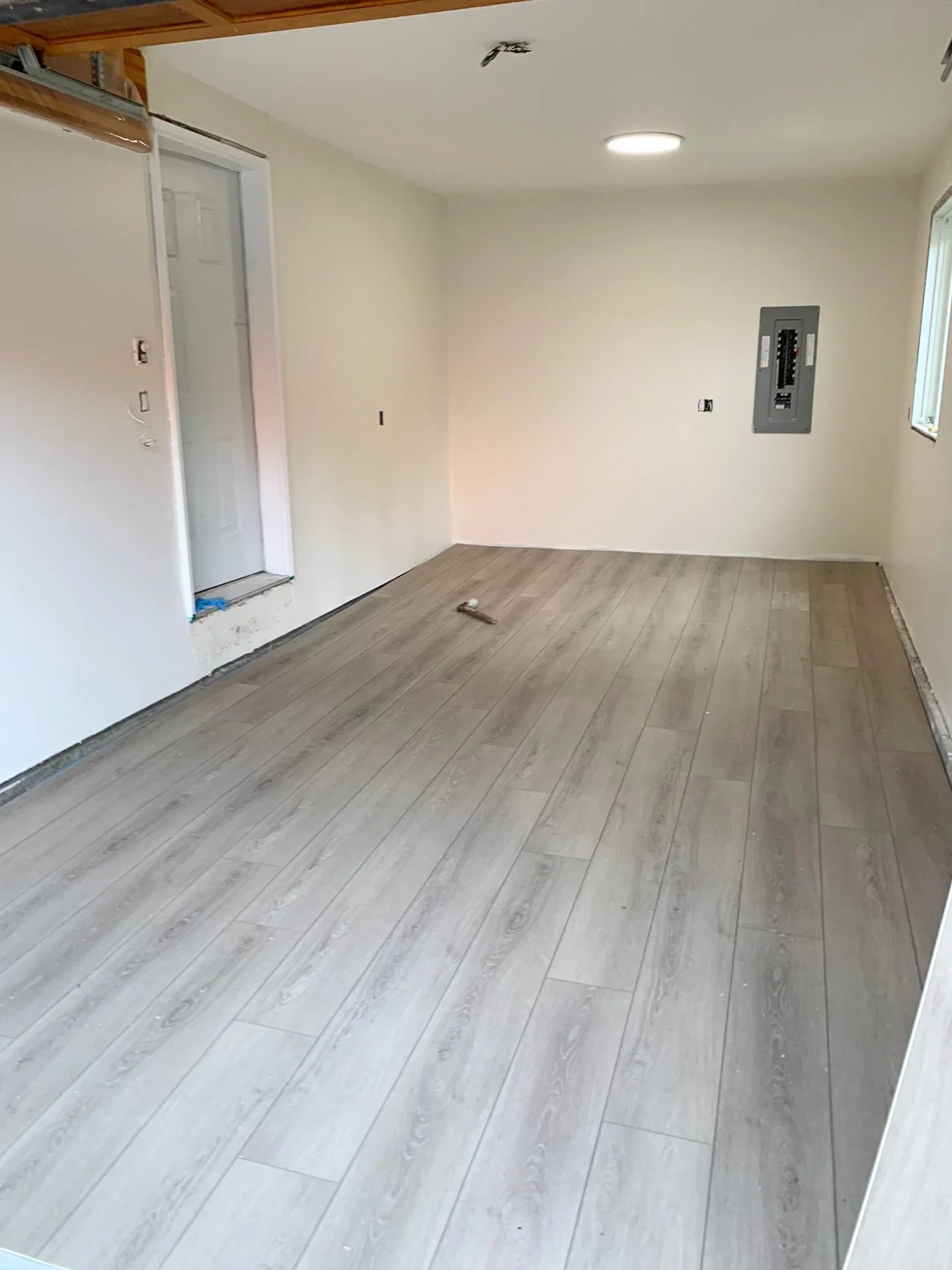 From cold and cracked to fresh and cosy ✨
 Check out this before &amp; after! Whether it&rsquo;s your den, bedroom, or living space, new flooring makes all the difference&hellip; just in time for winter.

We supply and install hybrid vinyl planks, ha