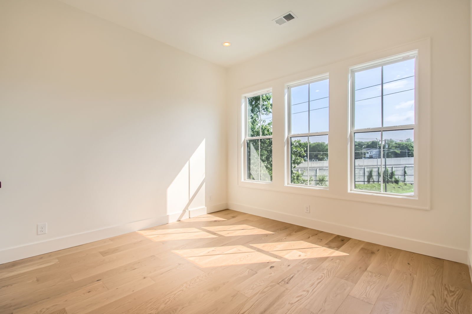 433B Croley Dr - Web Quality - 022 - 35 2nd Floor Bedroom.jpg