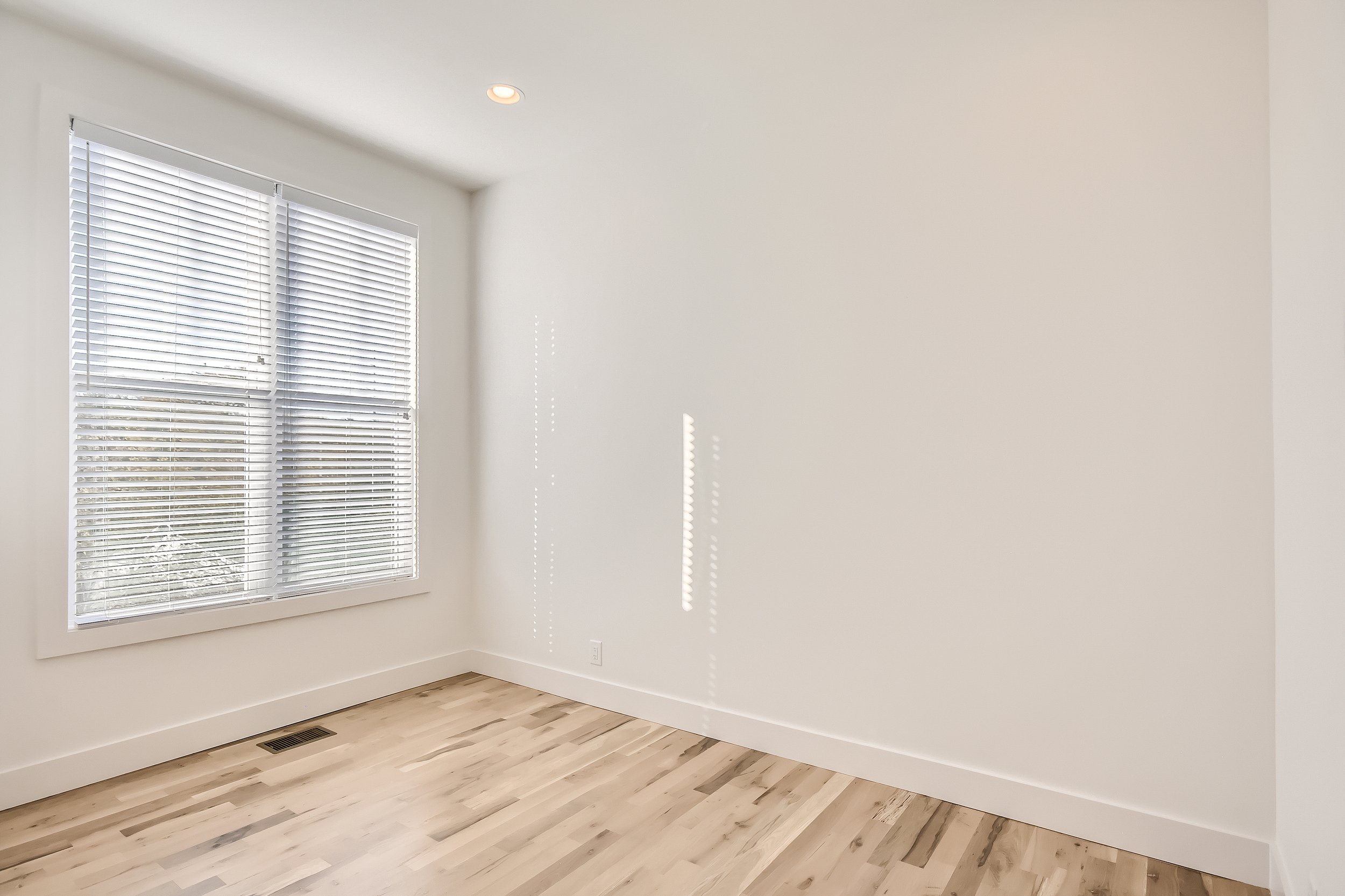 20 Bedroom.jpg