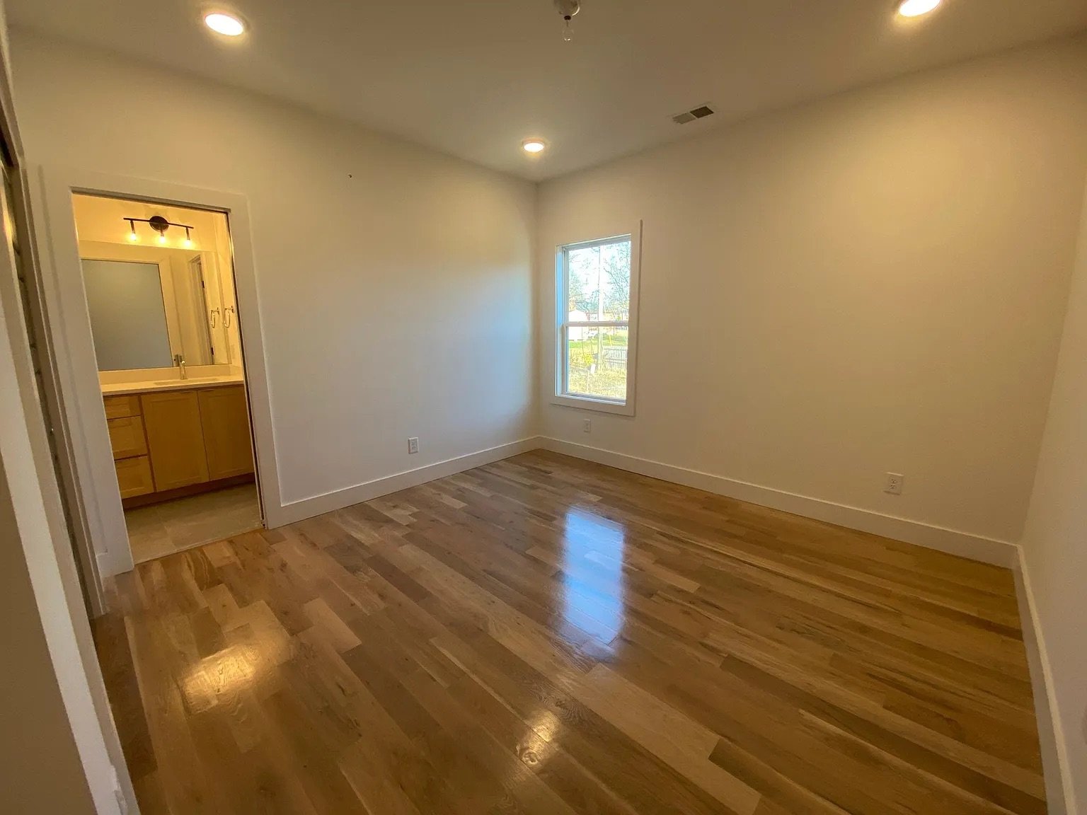 6460 bedroom 2.jpeg