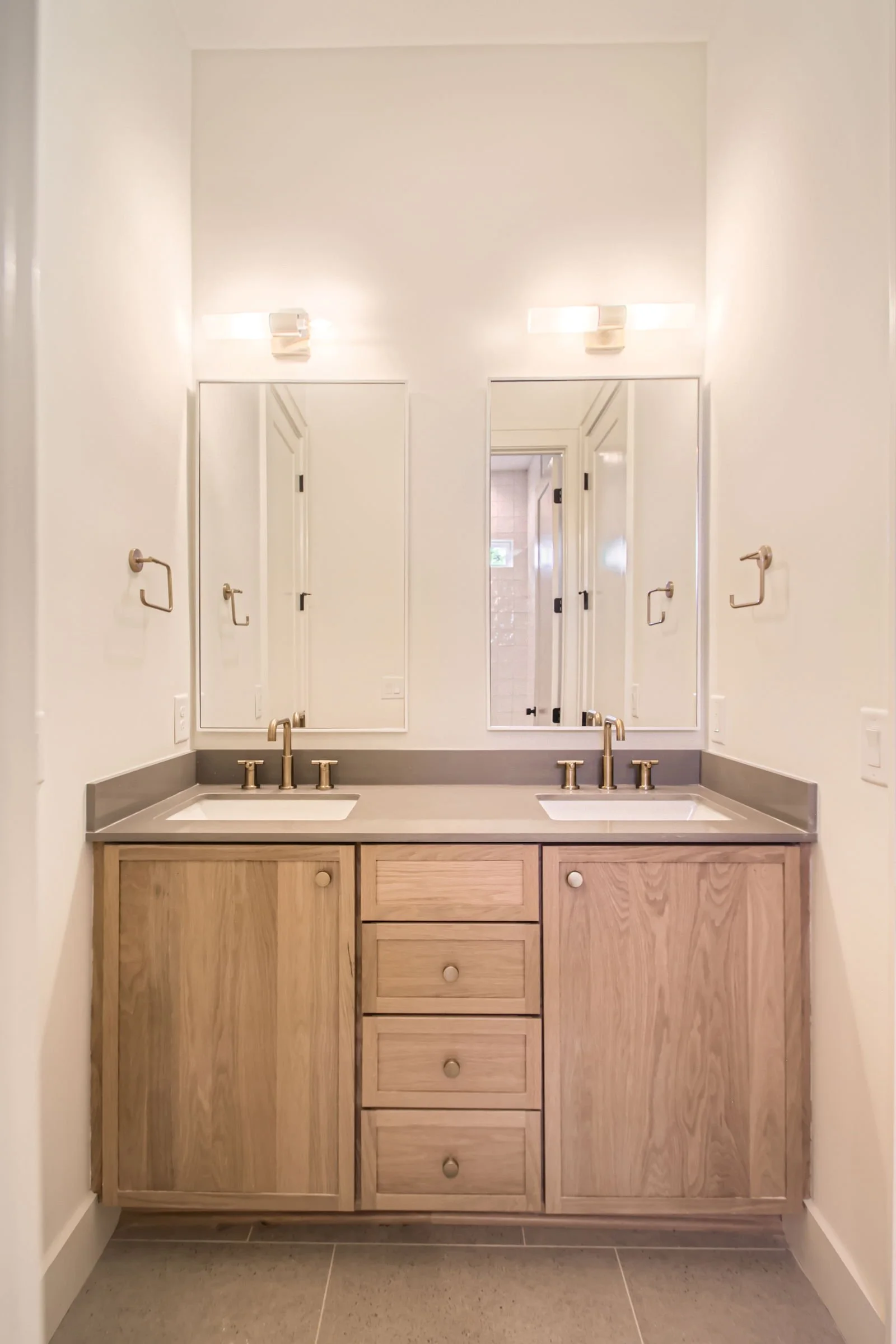 433B Croley Dr - Web Quality - 028 - 44 2nd Floor Jack and Jill Bathroom.jpg