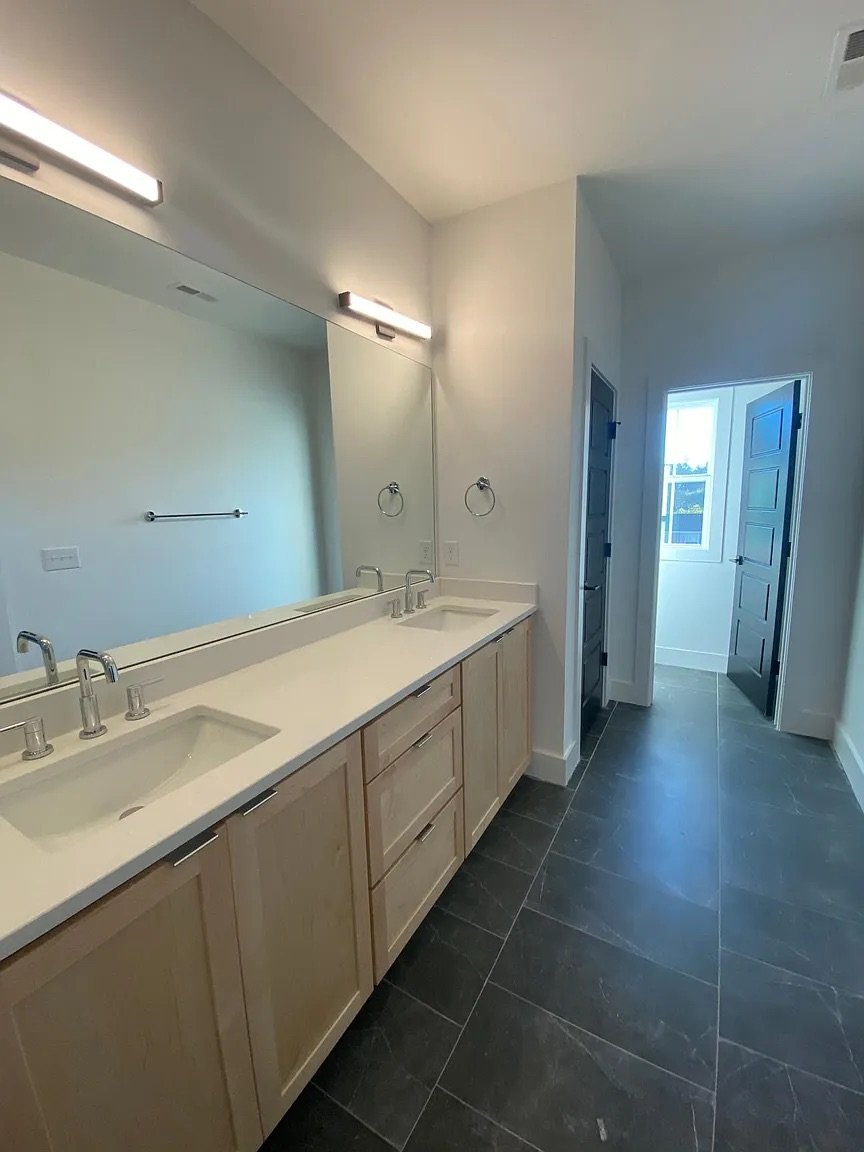 6460 primary bathroom.jpeg