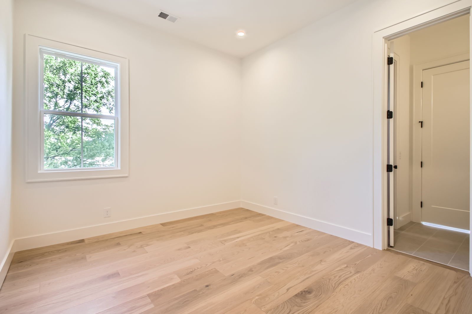 433B Croley Dr - Web Quality - 024 - 38 2nd Floor Bedroom.jpg