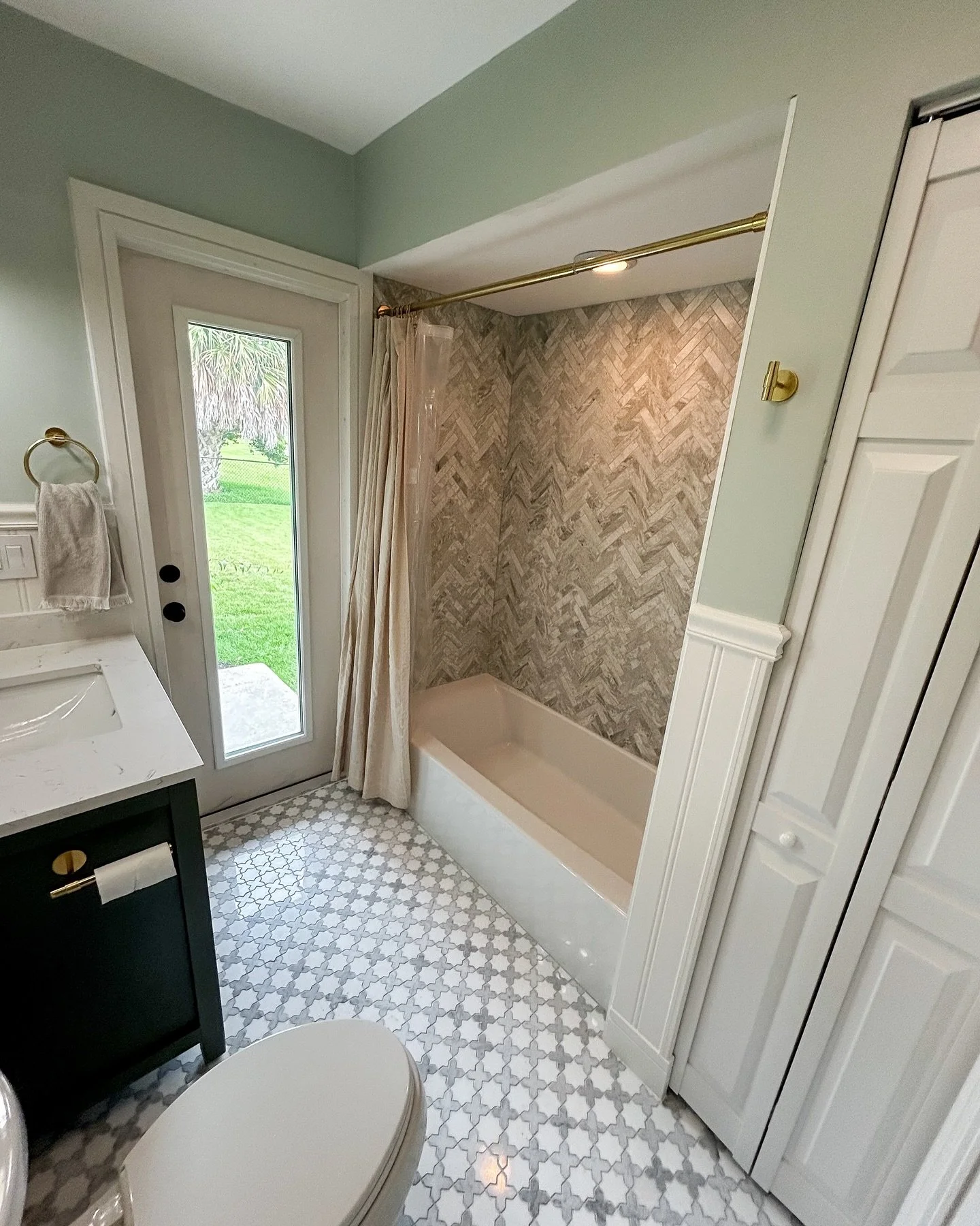 Another bathroom refresh is in the books. 🫧🛁 Brand new interior and exterior doors finish off the updated look. Swipe to see the before! ➡️

#TileUpgrade
#BathroomRemodel 
#HomeInspiration
#SWFLRemodeling 
#SouthwestFloridaHomes 
#FloridaLiving 
#H