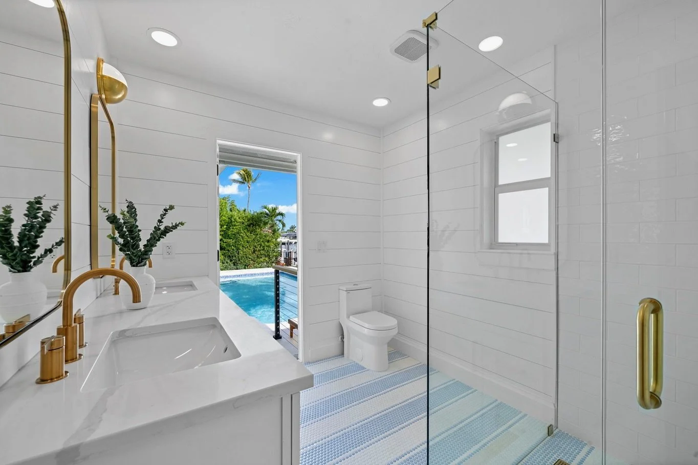 Before &amp; after magic x2! ✨
Swipe to see the transformations:
	1.	A pool bath turned coastal retreat with custom tile that brings serious beach vibes.
	2.	A master bath upgrade &mdash; out with the garden tub, in with a sleek freestanding tub and 